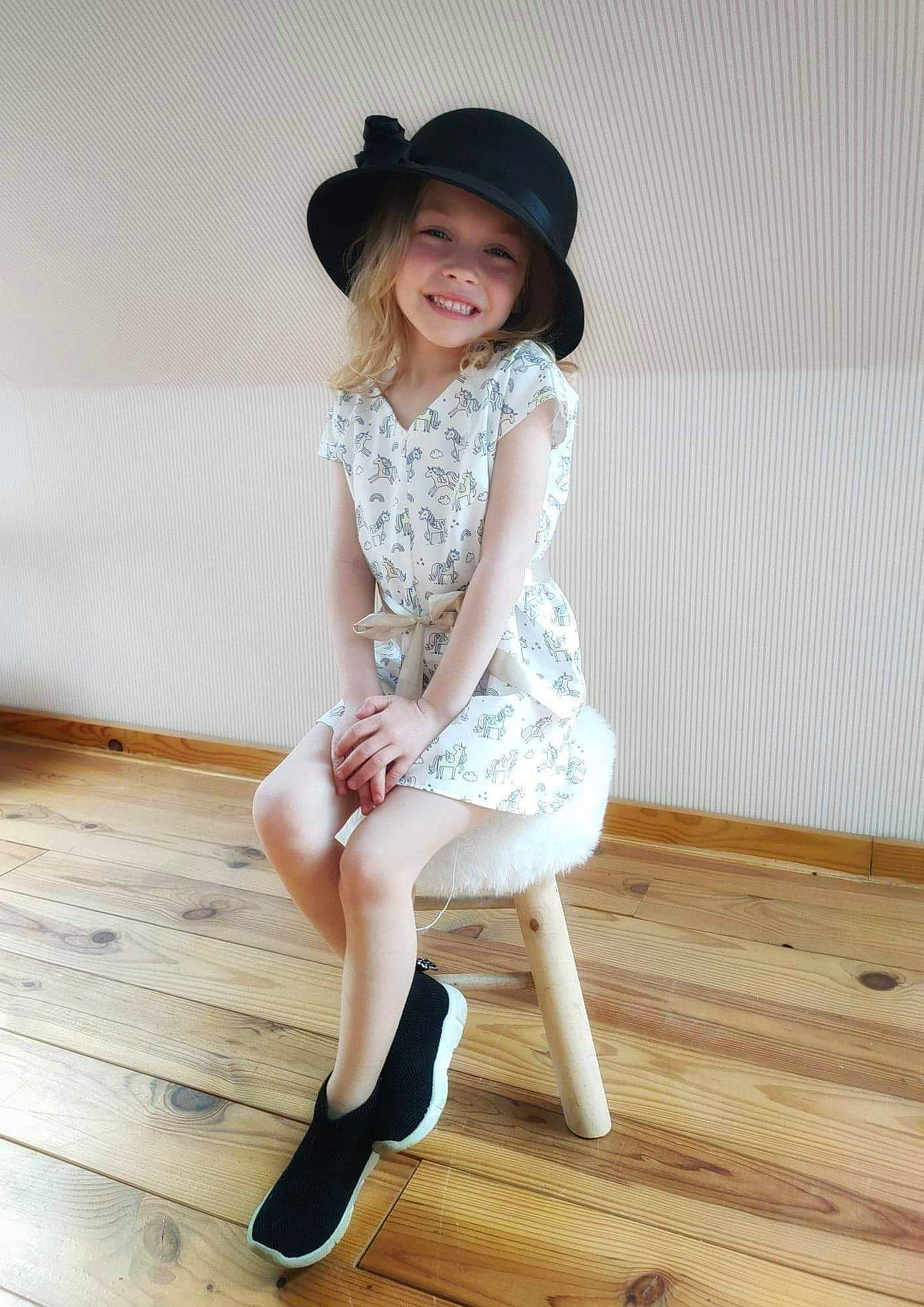 Romane participe au concours pour gagner de l'argent avec cette photo : arm, day_dress, dress, fashion_design, flash_photography, hair, hat, headwear, human_body, joy, knee, leg, long_hair, neck, one_piece_garment, person, shoe, sleeve, smile, sun_hat