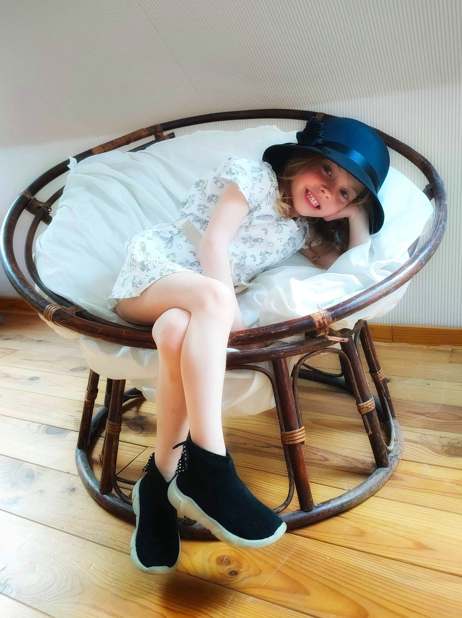 Romane a rejoint le concours — aidez-le/la à gagner de superbes lots ! black_hair, chair, comfort, dress, eyewear, fedora, flash_photography, flooring, hardwood, hat, headwear, human_body, joy, knee, leg, person, sandal, shoe, shorts, sun_hat