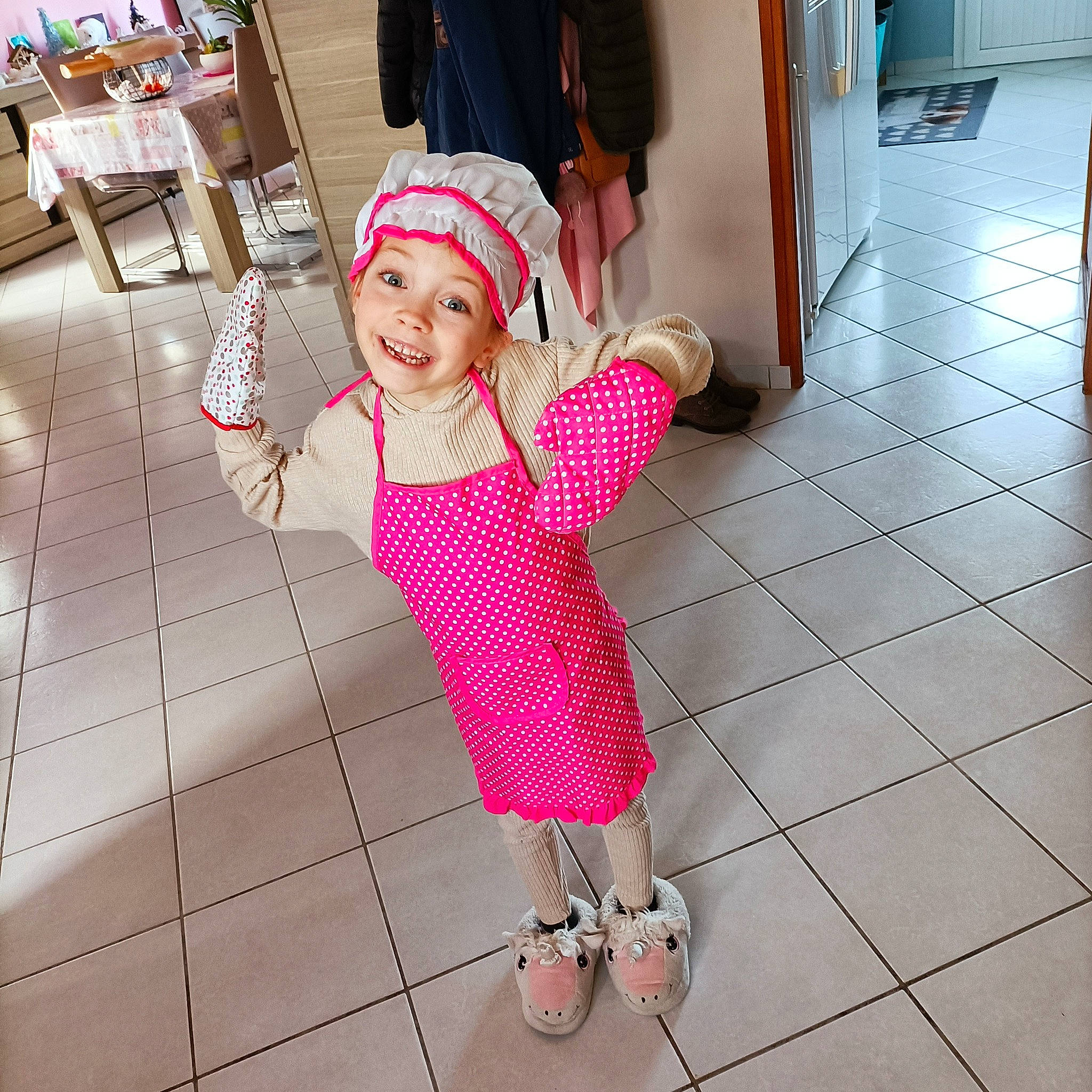 Romane participe au concours pour gagner de l'argent avec cette photo : baby_toddler_clothing, child, event, floor, flooring, fun, happy, hat, headwear, human_leg, joy, leg, leisure, magenta, pattern, person, pink, sandal, shoe, skin