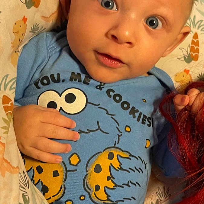 Akaiden is registered to the contest to win money with this photo: baby, bed, bedroom, clothing, cushion, face, furniture, happy, head, homedecor, indoors, newborn, person, photography, portrait, quilt, room, selfie, smile, t_shirt