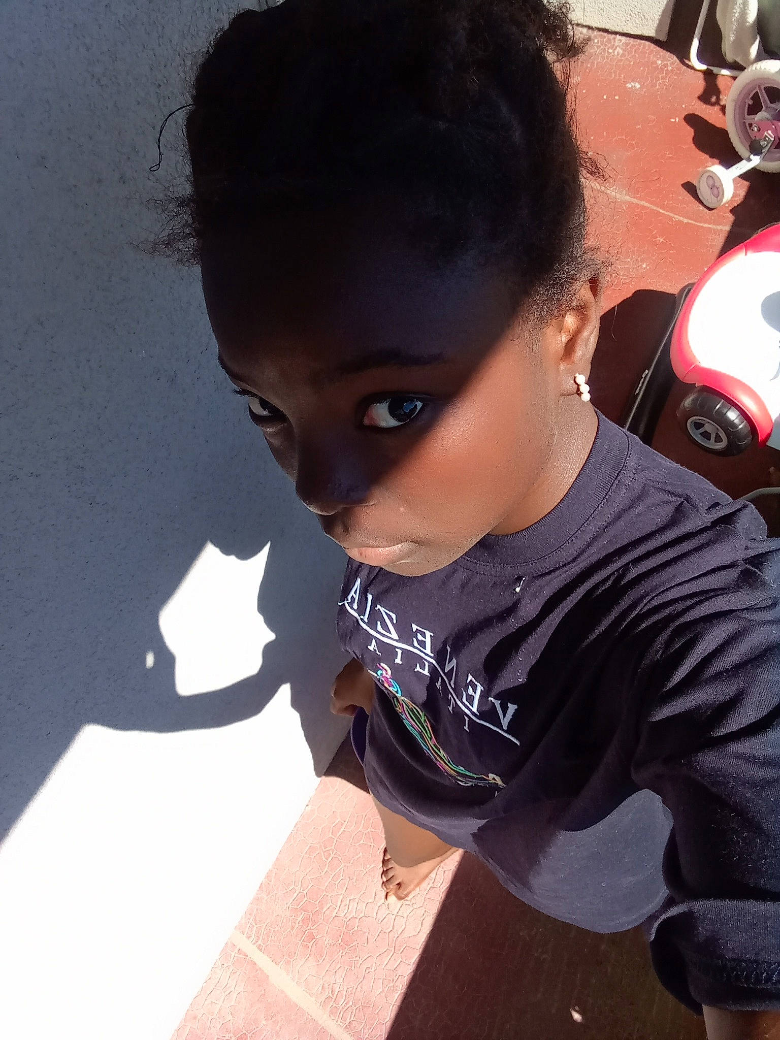 Audrey participe au concours pour gagner de l'argent avec cette photo : baseball_cap, black_hair, carmine, cheek, child, cool, eyebrow, eyelash, eyewear, fashion_accessory, fashion_design, flooring, fun, lip, neck, person, personal_protective_equipment, sitting, sleeve, t_shirt