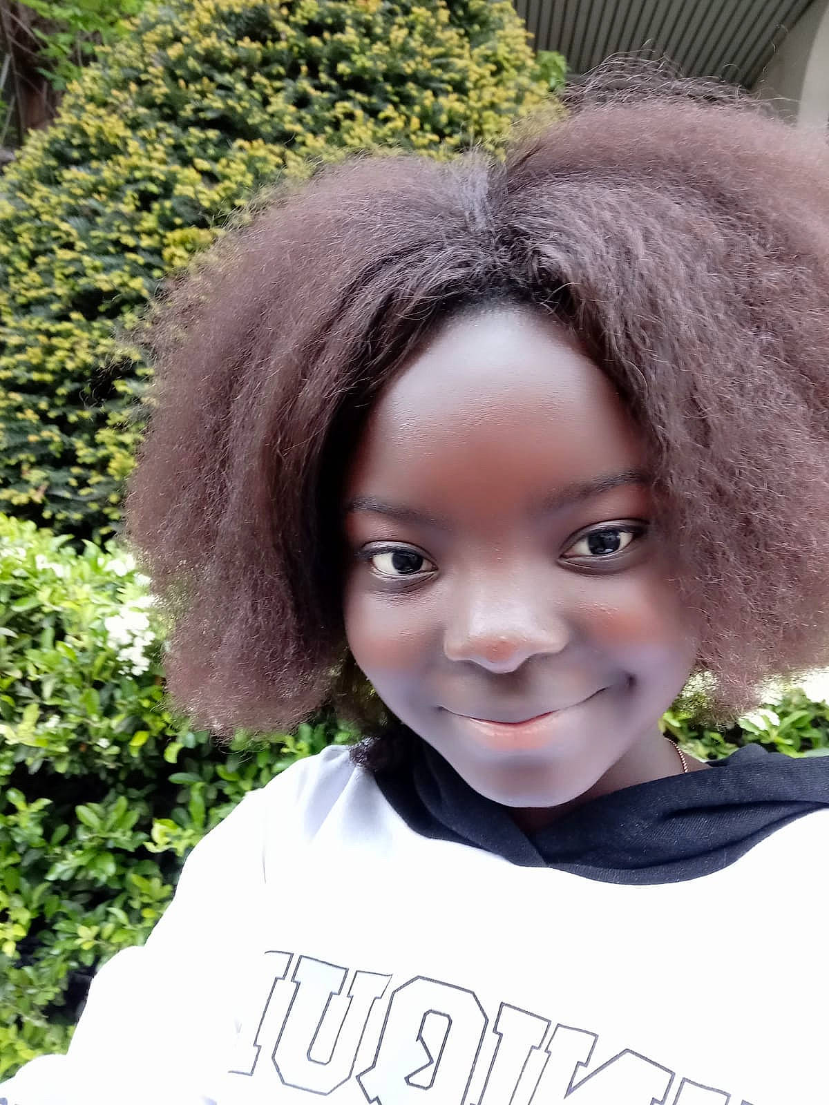 Audrey participe au concours pour gagner de l'argent avec cette photo : beauty, cap, chin, cool, eye, eyebrow, facial_expression, forehead, fun, grass, happy, headgear, iris, lip, outerwear, person, photograph, skin, smile, wig