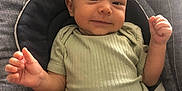 Neylann participe au concours pour gagner de l'argent avec cette photo : baby, infant, smile, child, seat, carseat, clothing, green_shirt, happy, indoor, person, young_child, baby_gesture, baby_face, baby_hands, fabric, cushion, baby_seat, chicco_brand, comfortable