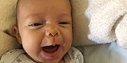 Neylann a rejoint le concours — aidez-le/la à gagner de superbes lots ! baby, infant, smile, happy, onesie, star_pattern, blanket, soft, fist, lying_down, cute, face, head, skin, person, indoors, cozy, child, newborn, expression