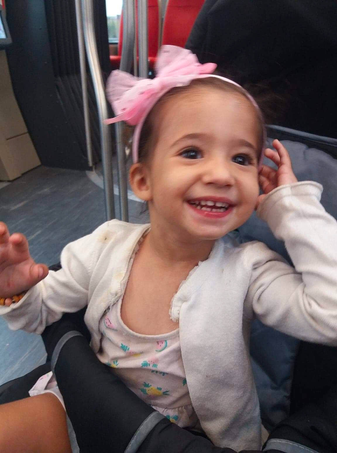 Alia a rejoint le concours — aidez-le/la à gagner de superbes lots ! baby, cheek, child, chin, ear, face, facial_expression, forehead, hairstyle, happy, head, headgear, joy, neck, people, person, pink, sitting, skin, smile