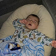 Loukas participe au concours pour gagner de l'argent avec cette photo : baby, sleeping, blanket, pillow, couch, child, indoors, cozy, dinosaur_pajamas, infant, nap, soft, comfort, cute, resting, toddler, clothing, furniture, peaceful, home