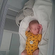 Cataleya a rejoint le concours — aidez-le/la à gagner de superbes lots ! baby, newborn, sleeping, yellow_onesie, blanket, crib, playpen, soft_toys, indoor, resting, infant, peaceful, cozy, cute, child, person, baby_clothing, head, limbs, toddler