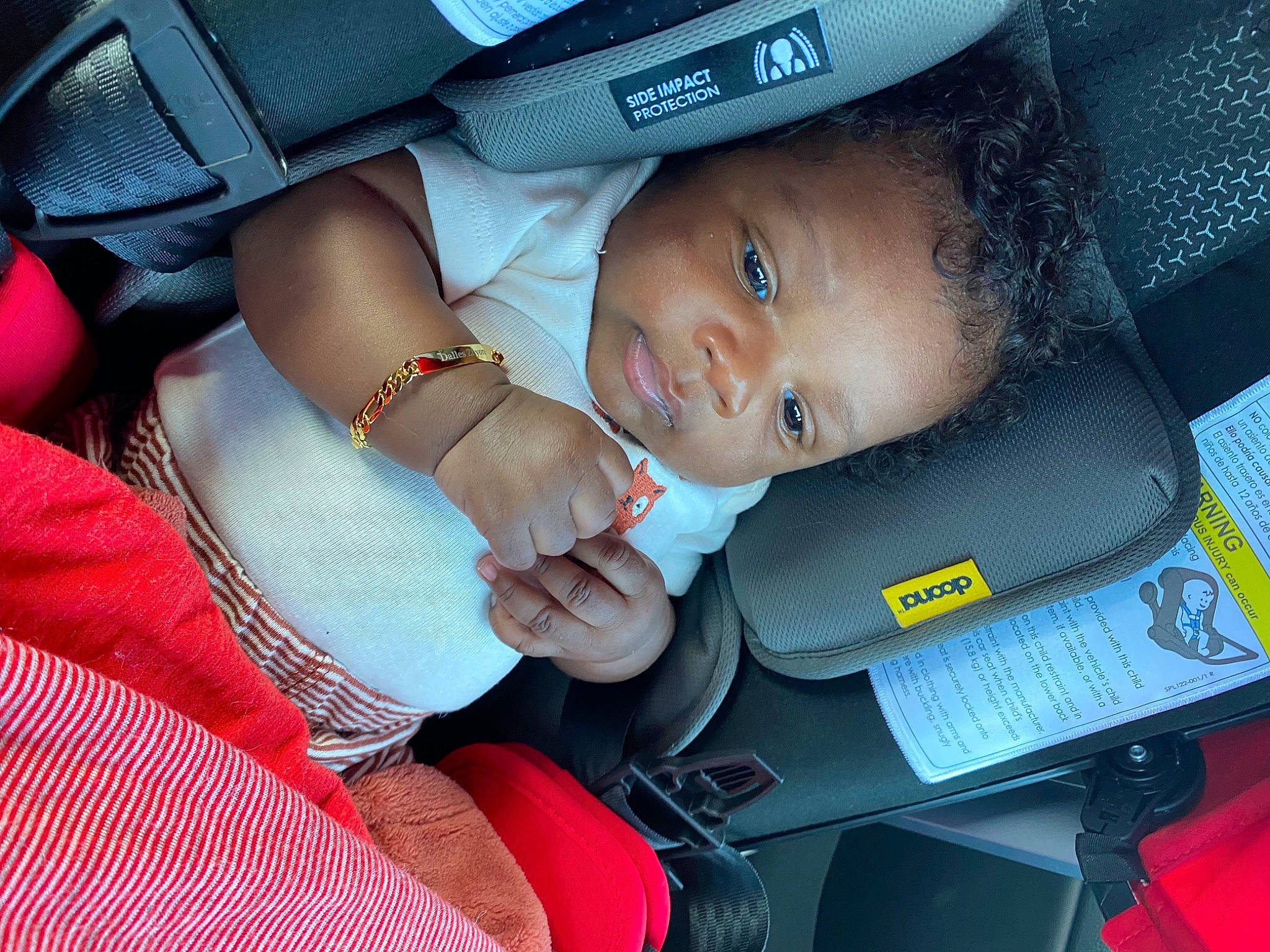 Dalles is registered to the contest to win money with this photo: auto_part, baby, baby_carriage, baby_in_car_seat, baby_products, car_seat, car_seat_cover, child, comfort, electric_blue, family_car, finger, fun, gesture, luxury_vehicle, nail, person, seat_belt, steering_wheel, toddler