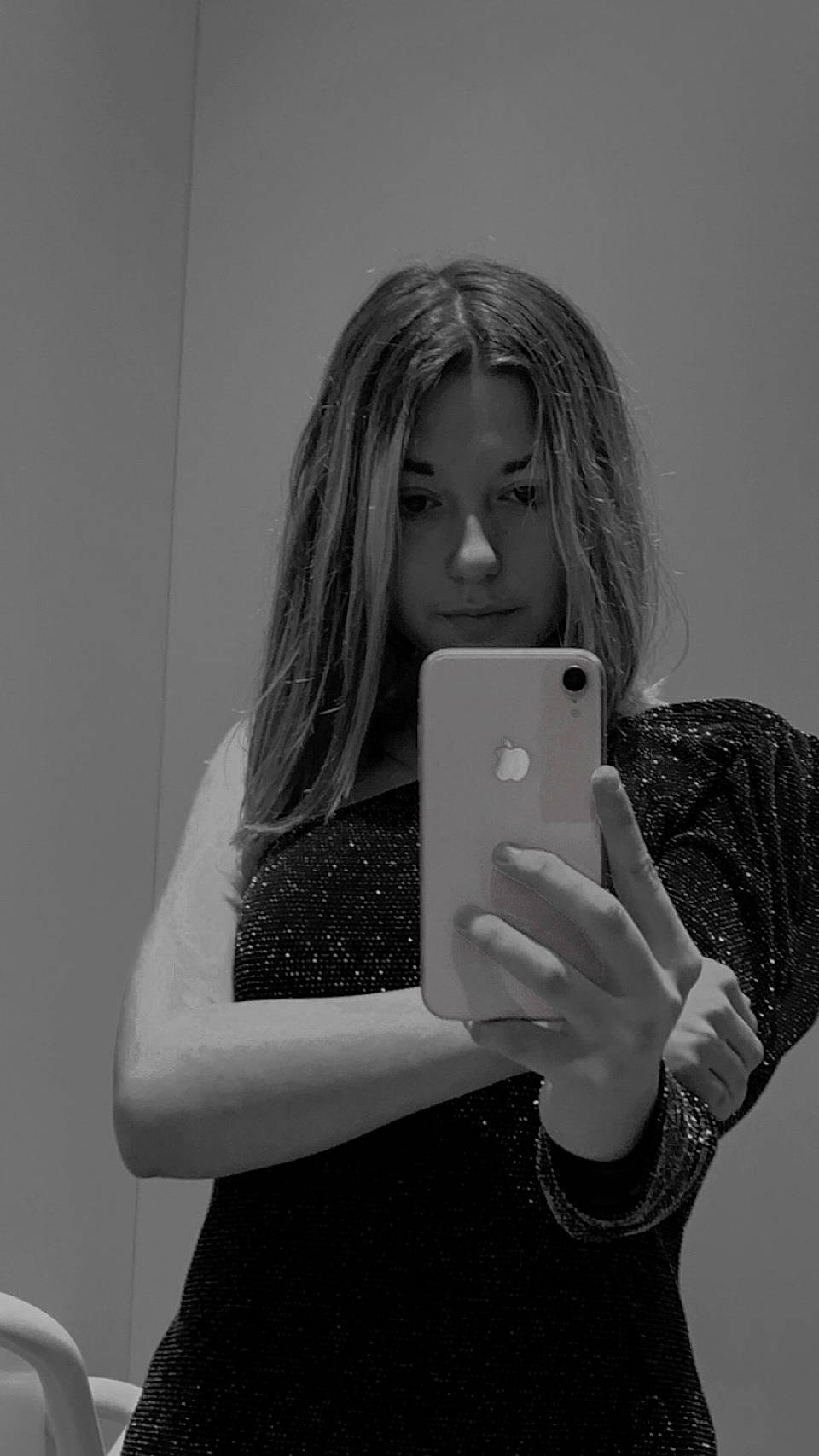 Sharon a rejoint le concours — aidez-le/la à gagner de superbes lots ! arm, black, black_and_white, communication_device, electronic_device, eyelash, finger, gadget, gesture, grey, hand, layered_hair, lip, mobile_device, mobile_phone, monochrome_photography, person, portable_communications_device, selfie, smile