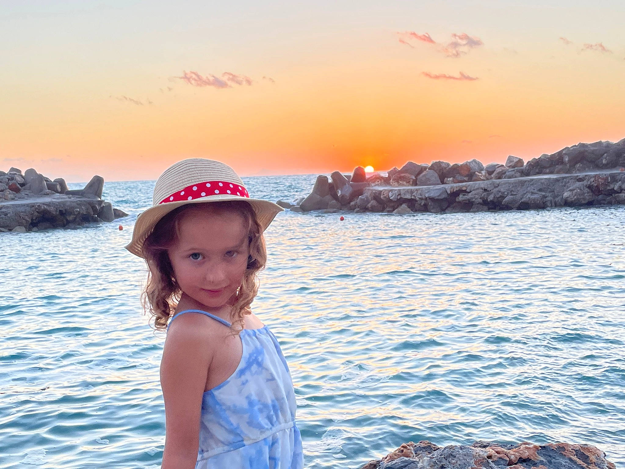 Kayleen a rejoint le concours — aidez-le/la à gagner de superbes lots ! beach, cloud, face, flash_photography, fun, happy, hat, horizon, joy, lake, leisure, light, morning, nature, people_in_nature, person, sky, sun_hat, sunlight, sunset