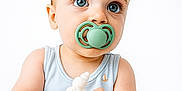 Jules a rejoint le concours — aidez-le/la à gagner de superbes lots ! baby, blue_eyes, pacifier, onesie, soft_cloth, sailboat_print, cute, infant, child, portrait, close_up, hands, light_blue, white_background, sitting, adorable, looking_up, skin, expression, young