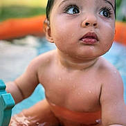 Tyssiana a rejoint le concours — aidez-le/la à gagner de superbes lots ! baby, child, water, pool, toy, hand, skin, wet, outdoor, curious, closeup, face, eyes, holding, infant, summer, playing, cute, water_droplets, expression