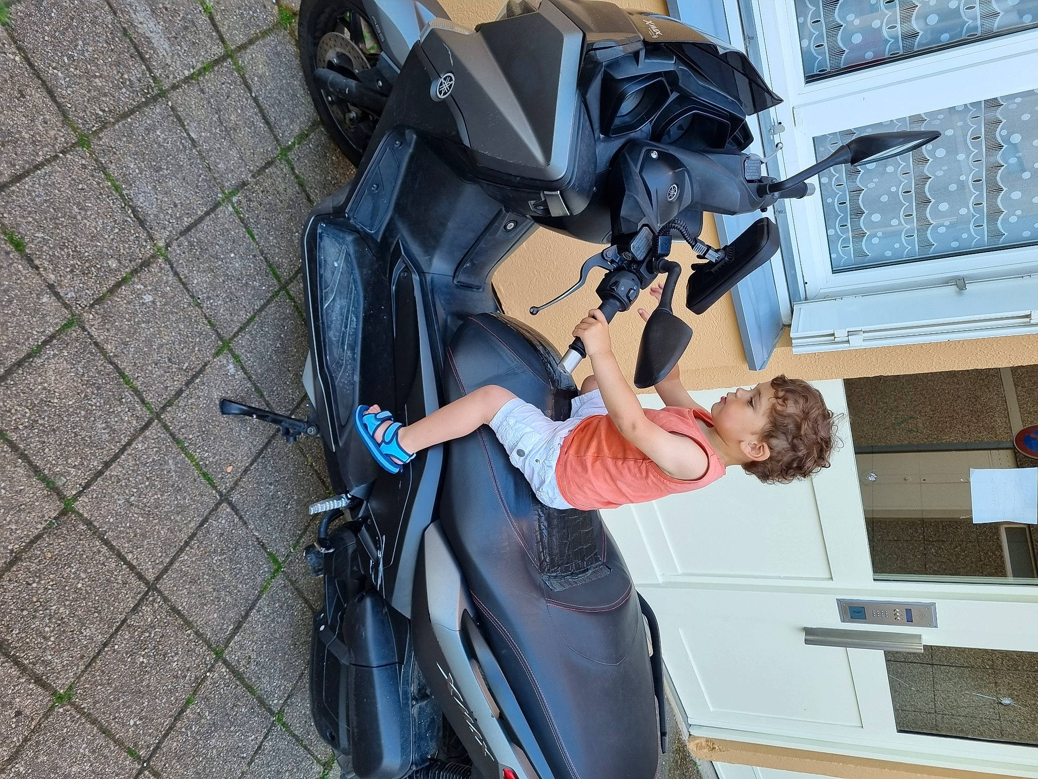 Elyas a rejoint le concours — aidez-le/la à gagner de superbes lots ! auto_part, automotive_design, automotive_exterior, automotive_lighting, automotive_tire, automotive_wheel_system, bumper, car, electric_blue, family_car, fender, headlamp, hood, motor_vehicle, person, personal_luxury_car, rim, tire, vehicle, vehicle_door