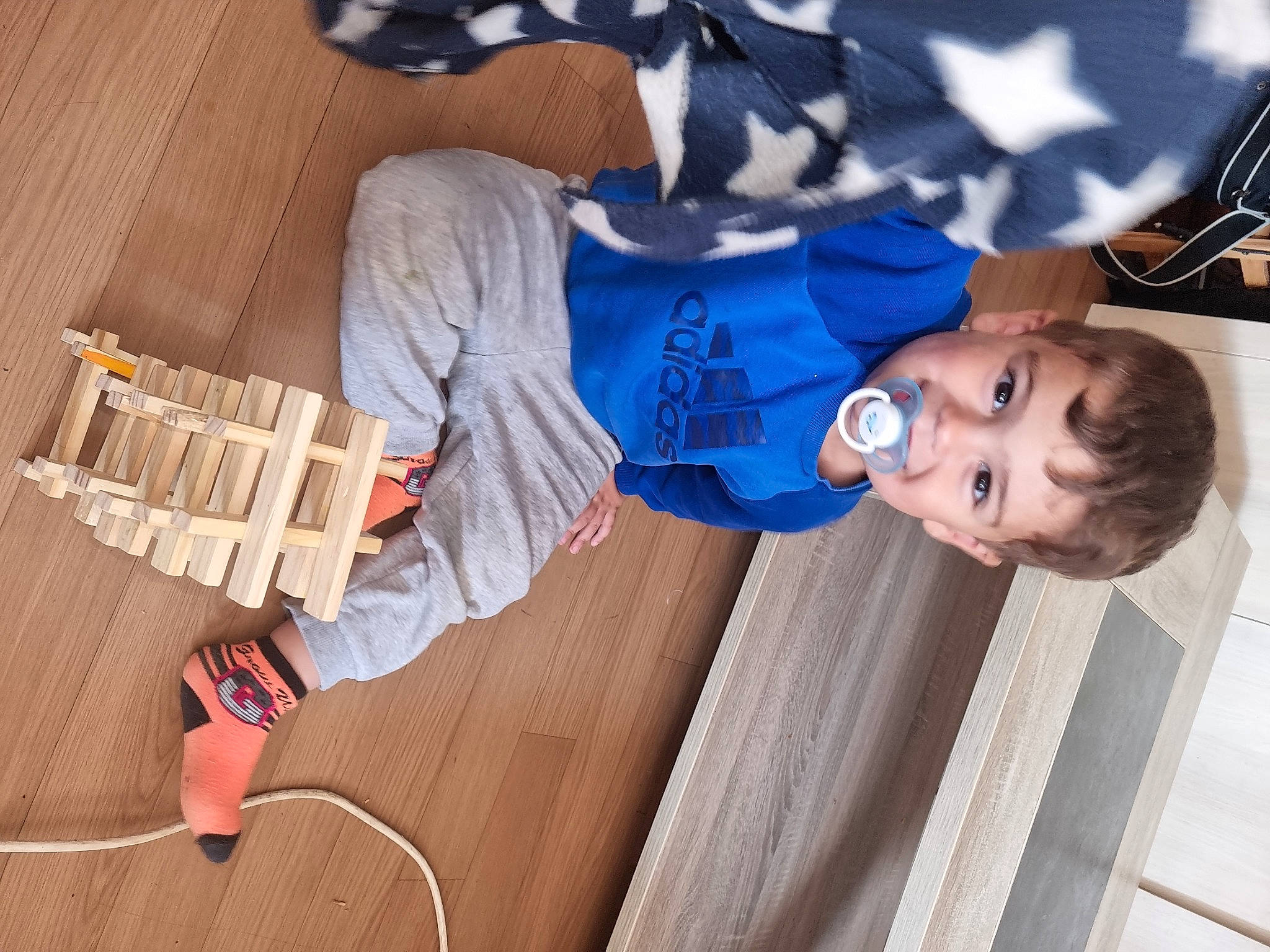 Elyas a rejoint le concours — aidez-le/la à gagner de superbes lots ! carmine, child, comfort, elbow, electric_blue, flooring, hardwood, hat, human_leg, joy, pattern, person, shoe, sleeve, sneakers, toddler, varnish, walking_shoe, white, wood