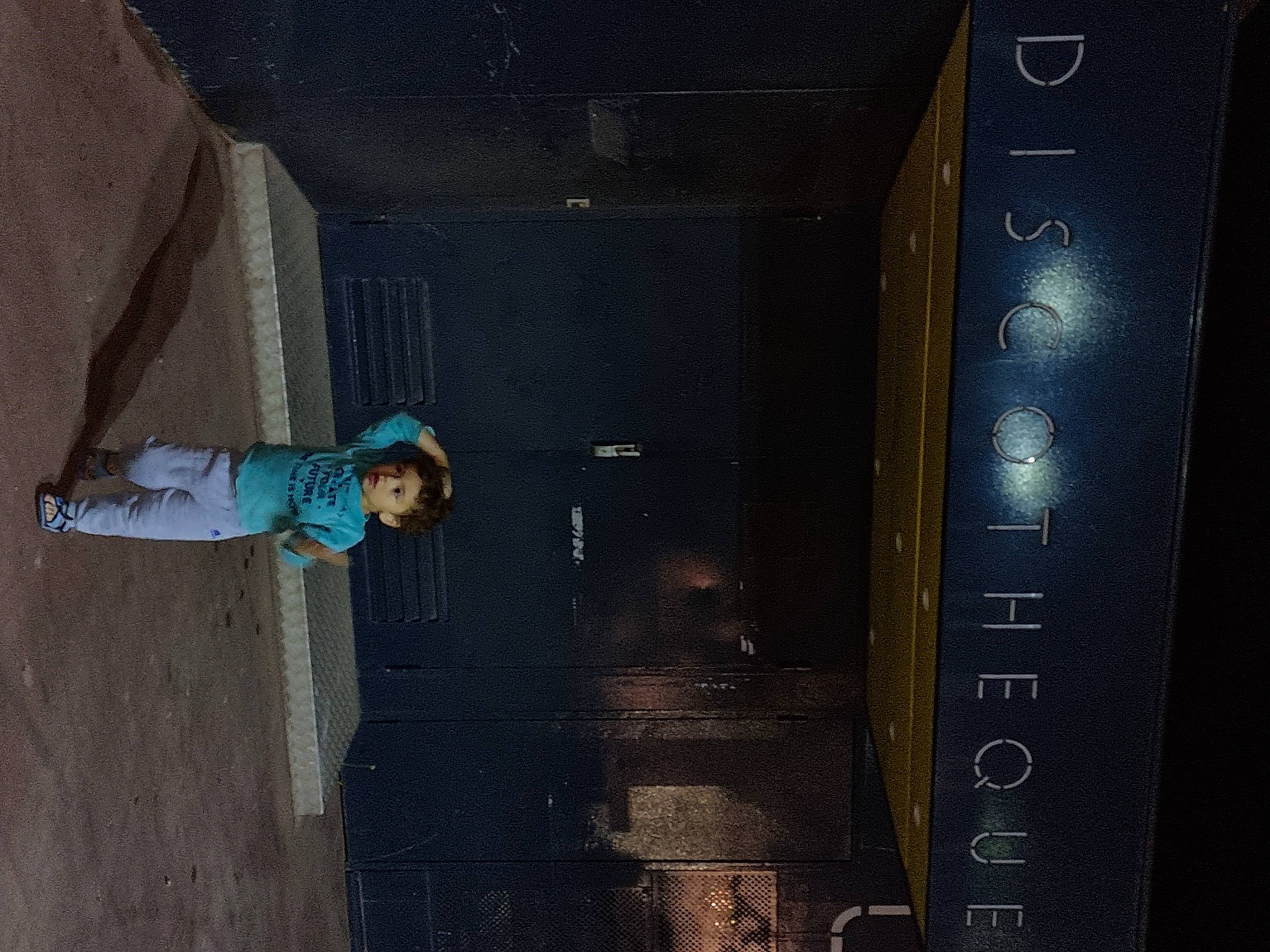 Elyas a rejoint le concours — aidez-le/la à gagner de superbes lots ! concrete, darkness, door, flash_photography, flooring, fun, gas, metal, midnight, person, room, shadow, space, tints_and_shades, wood