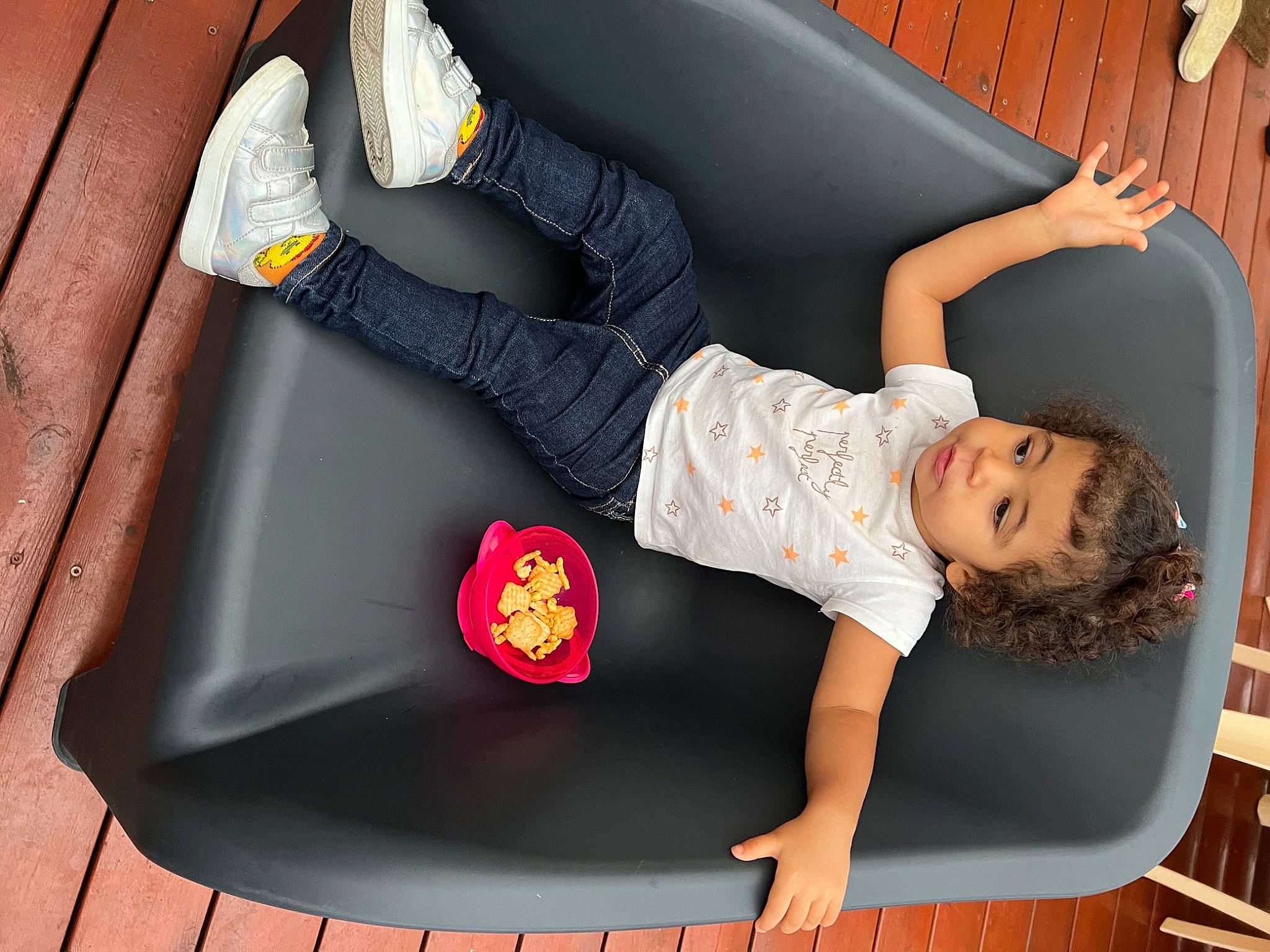 Anaïa a rejoint le concours — aidez-le/la à gagner de superbes lots ! baby_toddler_clothing, child, comfort, couch, flash_photography, flooring, foot, fun, human_leg, knee, leisure, magenta, orange, person, sitting, sleeve, sock, sportswear, t_shirt, thigh
