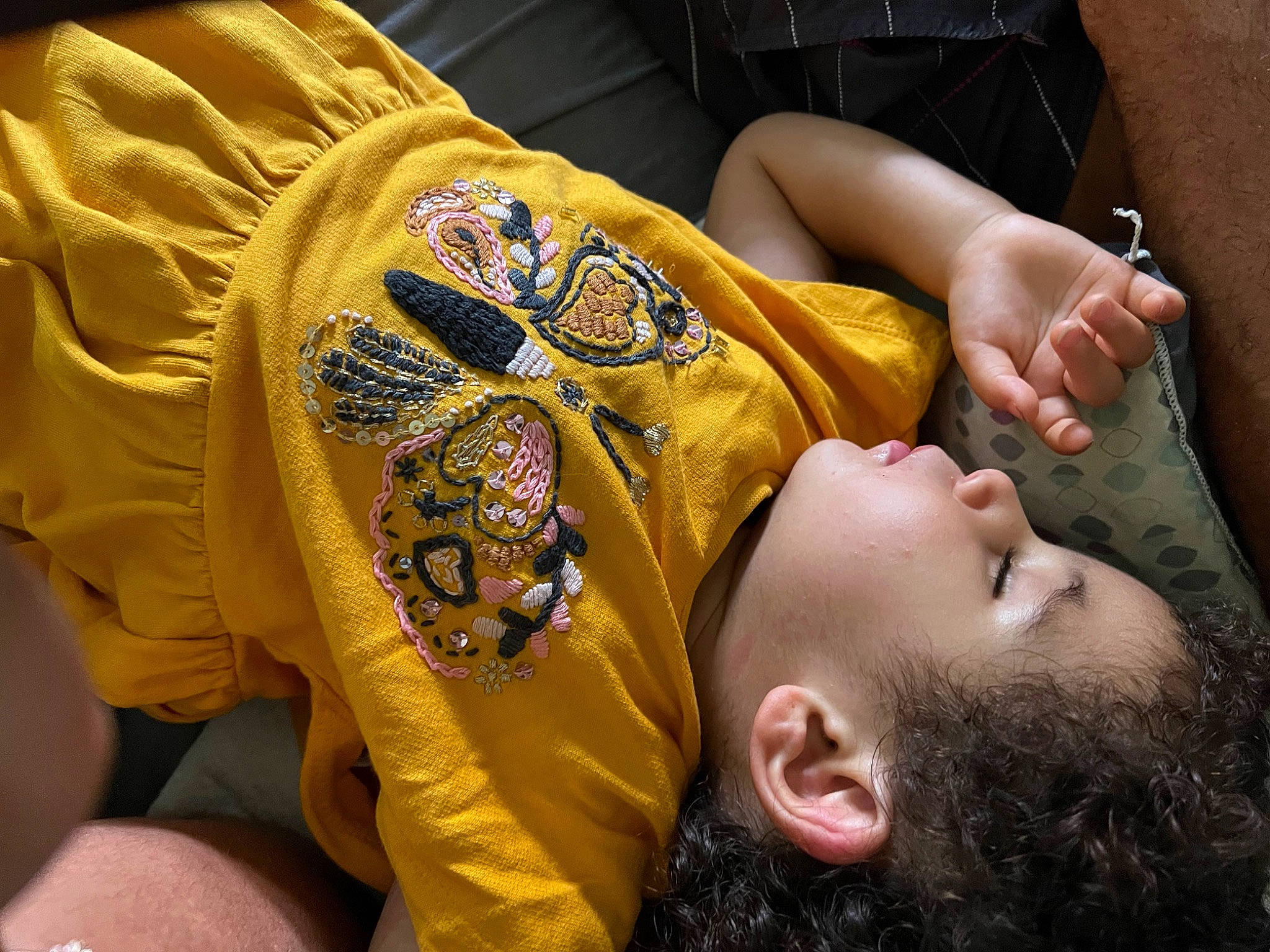 Anaïa participe au concours pour gagner de l'argent avec cette photo : arm, comfort, ear, eyelash, facial_expression, gesture, hairstyle, hand, human_body, joint, mammal, mouth, neck, orange, person, shoulder, skin, sleeve, temple, textile