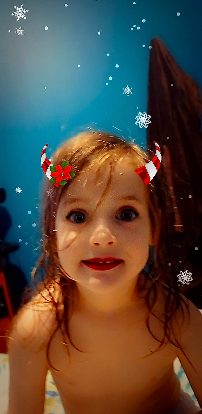 Louane a rejoint le concours — aidez-le/la à gagner de superbes lots ! beauty, chin, cool, electric_blue, eye, eyebrow, eyelash, flash_photography, fun, happy, headgear, headpiece, headwear, iris, lip, long_hair, party_supply, people_in_nature, person, petal