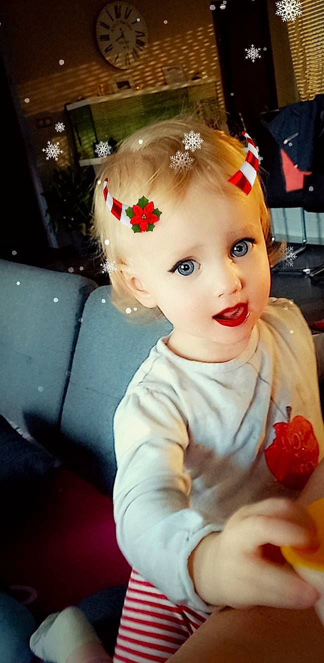 Lola a rejoint le concours — aidez-le/la à gagner de superbes lots ! baby, baby_toddler_clothing, blond, cheek, child, dress, eyelash, fashion_accessory, flooring, fun, happy, headband, headpiece, lip, person, petal, pink, rose, sitting, skin