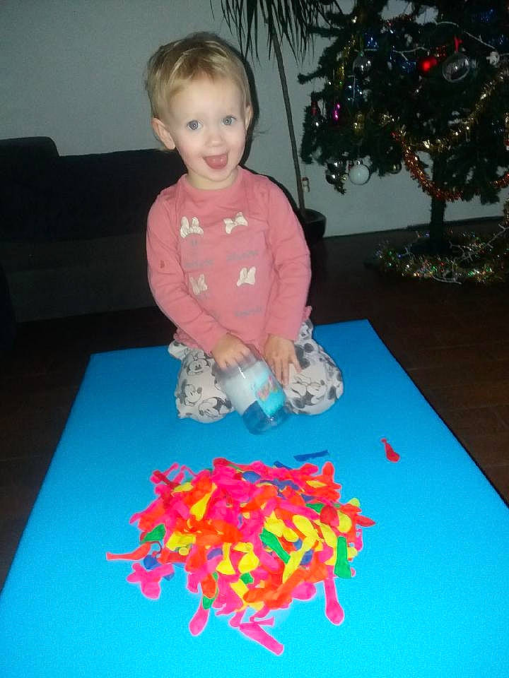 Lola participe au concours pour gagner de l'argent avec cette photo : art, baby, baby_toddler_clothing, child, christmas_tree, electric_blue, event, face, flooring, fun, head, joy, leisure, nail, person, play, red, smile, textile, toddler