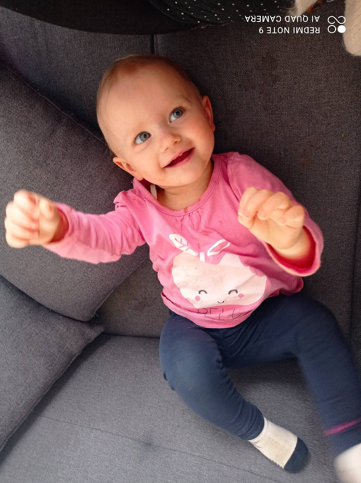 Lola a rejoint le concours — aidez-le/la à gagner de superbes lots ! arm, baby_toddler_clothing, cheek, clothing, comfort, finger, flash_photography, gesture, hand, jeans, joy, leg, lip, mouth, nose, person, product, skin, sleeve, smile
