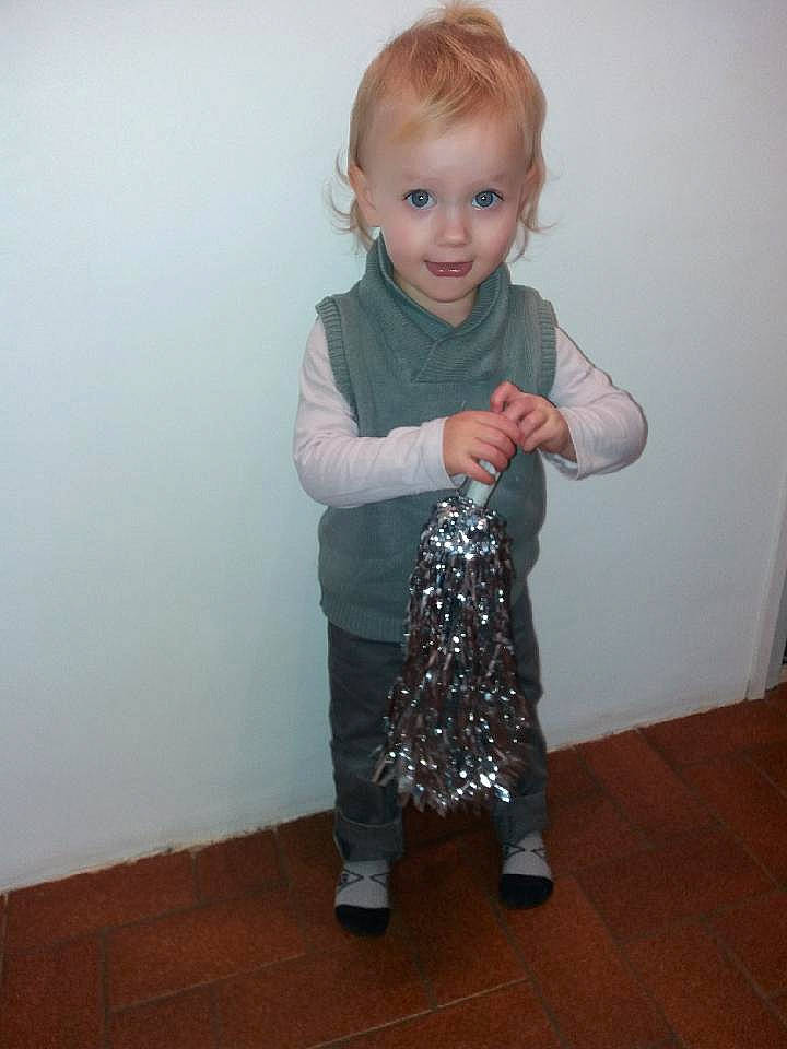 Lola a rejoint le concours — aidez-le/la à gagner de superbes lots ! baby_toddler_clothing, balance, child, floor, flooring, fun, gesture, hardwood, iris, knee, laminate_flooring, pattern, person, sleeve, standing, thumb, toddler, varnish, wood, wood_flooring