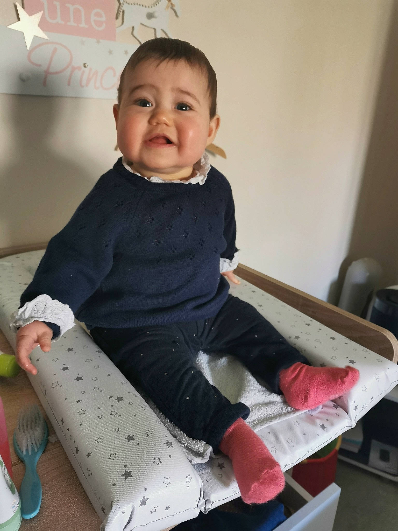 Thaïs a rejoint le concours — aidez-le/la à gagner de superbes lots ! baby_toddler_clothing, collar, comfort, dress, face, head, human_body, joint, knee, leg, neck, person, shoulder, skin, sleeve, smile, sock, standing, t_shirt, thigh