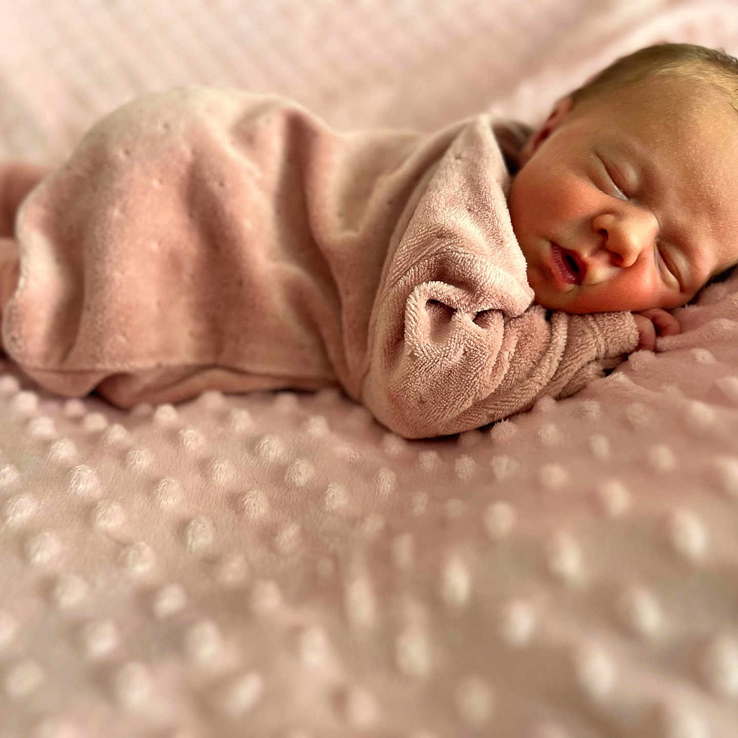 Giulia participe au concours pour gagner de l'argent avec cette photo : baby, blanket, face, happy, head, newborn, person, photography, portrait, quilt, sleeping, smile, towel