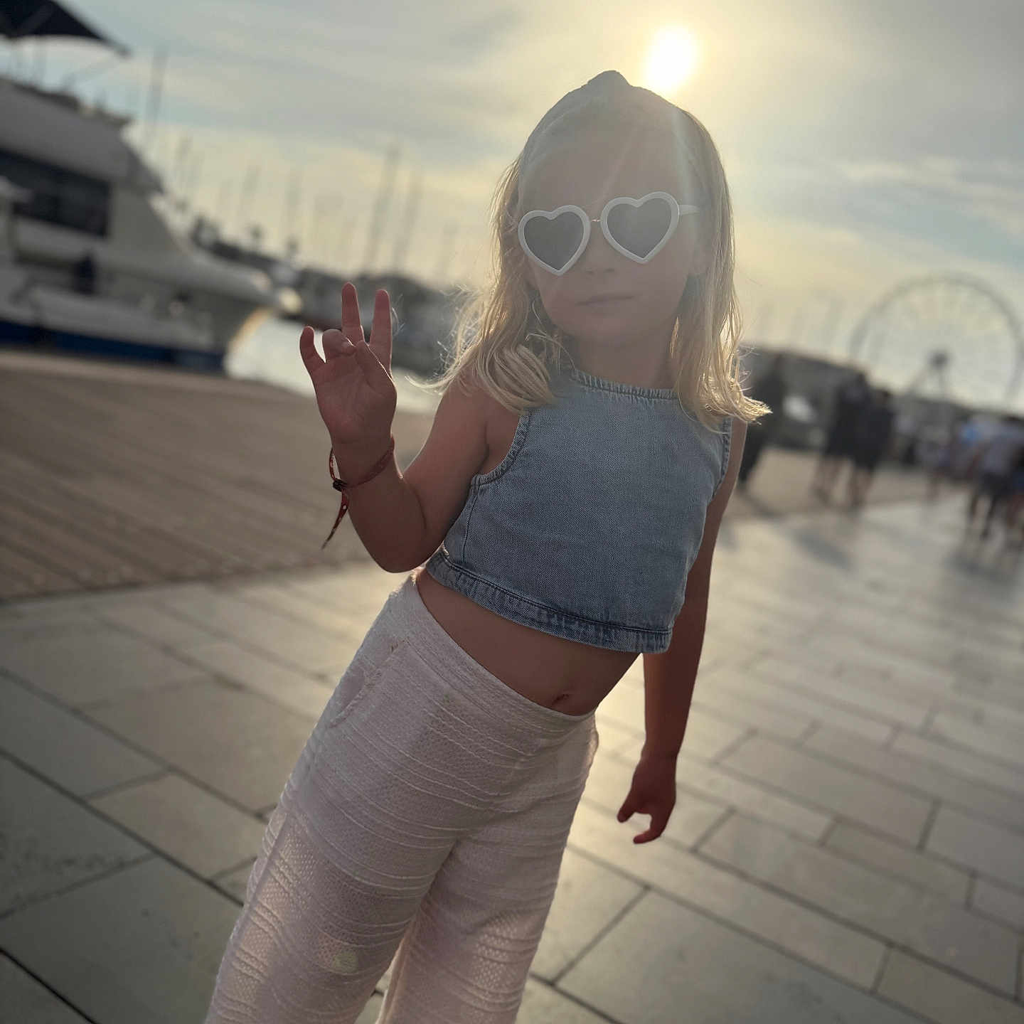 Nina a rejoint le concours — aidez-le/la à gagner de superbes lots ! blonde_hair, boardwalk, boats, casual, child, daytime, fashion, ferris_wheel, girl, heart_shaped, holiday, marina, outdoor, pavement, people, portrait, summer_clothing, sun_glare, sunglasses, sunlight