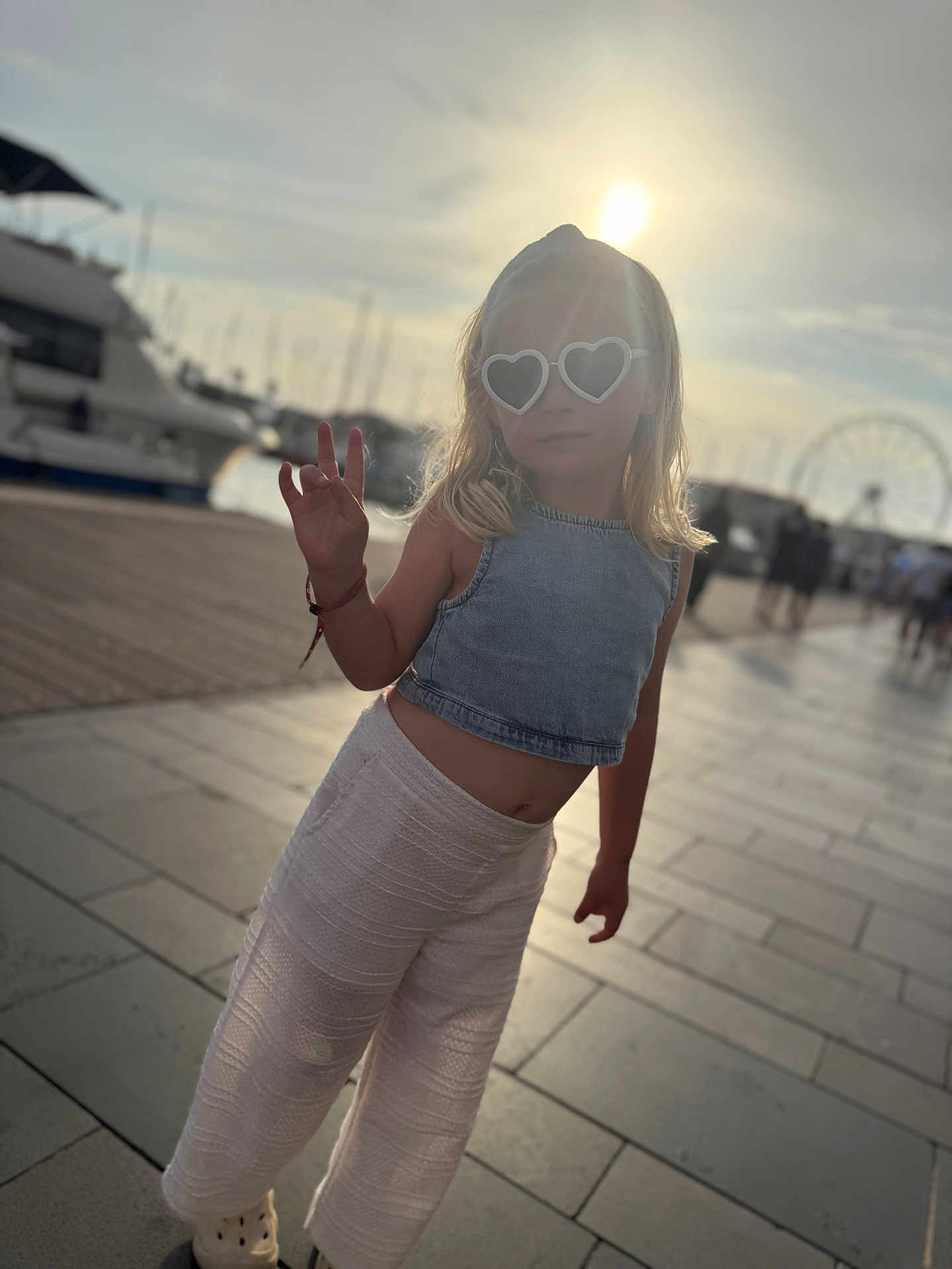 Nina a rejoint le concours — aidez-le/la à gagner de superbes lots ! child, girl, sunglasses, heart_shaped, summer_clothing, marina, boardwalk, sunlight, sun_glare, ferris_wheel, boats, casual, outdoor, fashion, portrait, blonde_hair, pavement, people, daytime, holiday