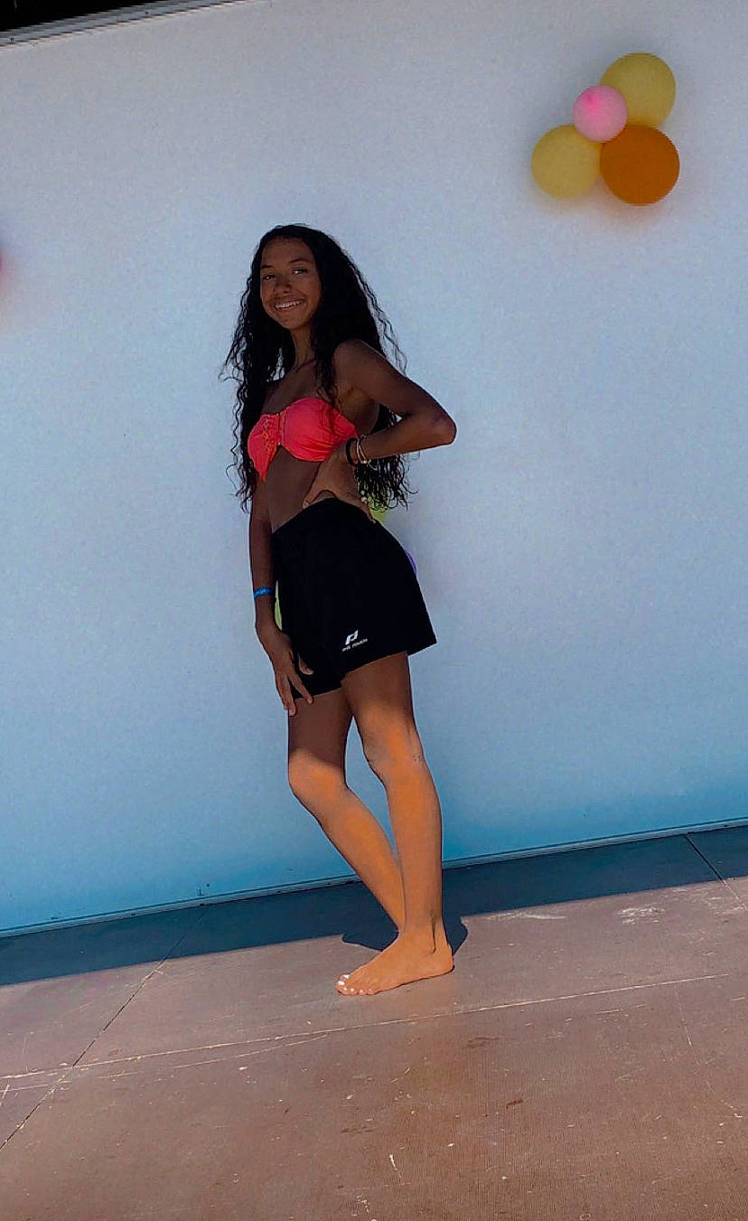 Angelina participe au concours pour gagner de l'argent avec cette photo : arm, barefoot, calf, fashion_design, flash_photography, foot, fun, happy, human_leg, joint, joy, knee, leg, leisure, long_hair, person, sandal, shoulder, smile, thigh