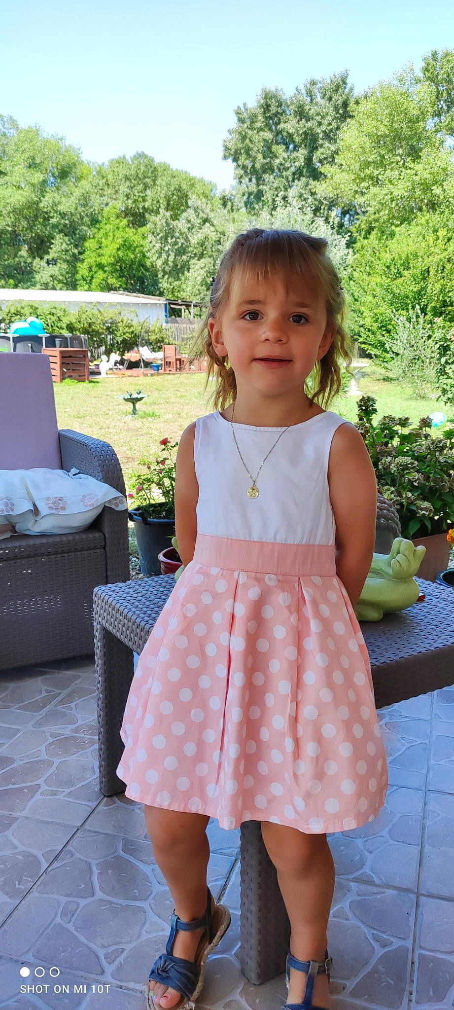 Mia a rejoint le concours — aidez-le/la à gagner de superbes lots ! baby_toddler_clothing, blue, clothing, day_dress, dress, facial_expression, flowerpot, fun, grass, green, one_piece_garment, person, photograph, pink, plant, skin, sleeve, toddler, tree, waist