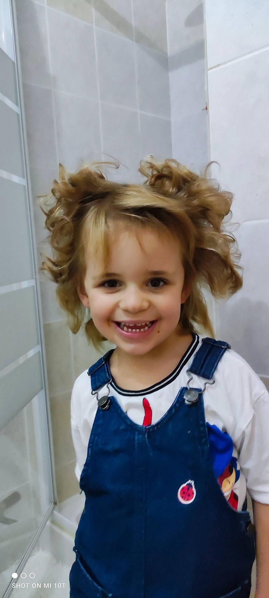 Mia participe au concours pour gagner de l'argent avec cette photo : baby_toddler_clothing, beauty, child, cool, electric_blue, eye, eyelash, face, facial_expression, fun, hairstyle, happy, head, iris, joy, person, shoulder, skin, sleeve, smile