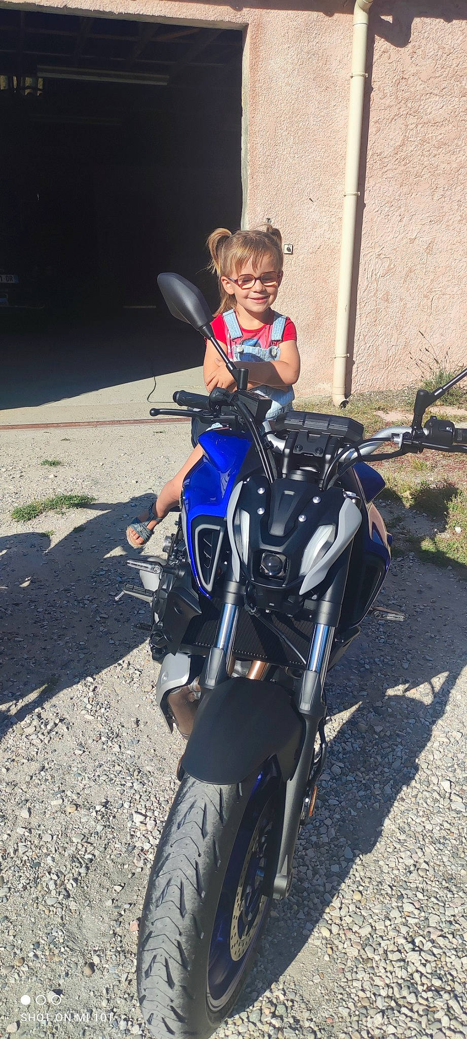 Mia a rejoint le concours — aidez-le/la à gagner de superbes lots ! automotive_design, automotive_lighting, automotive_tire, automotive_wheel_system, bicycle_accessory, carbon, electric_blue, fender, head, headlamp, joy, motor_vehicle, motorcycle_accessories, person, personal_protective_equipment, plant, rim, smile, tire, toddler