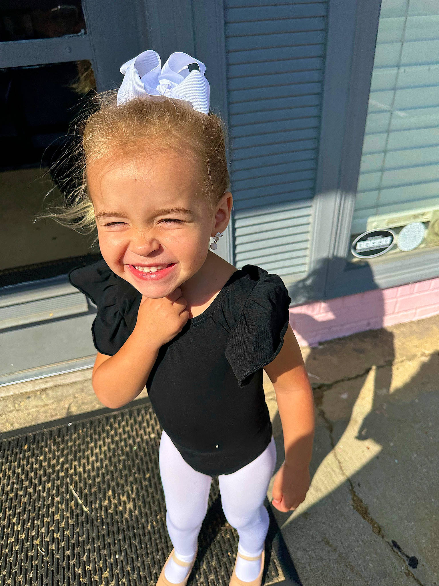 Laura is registered to the contest to win money with this photo: asphalt, baby, baby_toddler_clothing, child, flooring, fun, hair_accessory, happy, head, headband, headpiece, human_leg, joy, pattern, person, sitting, sleeve, smile, sock, t_shirt