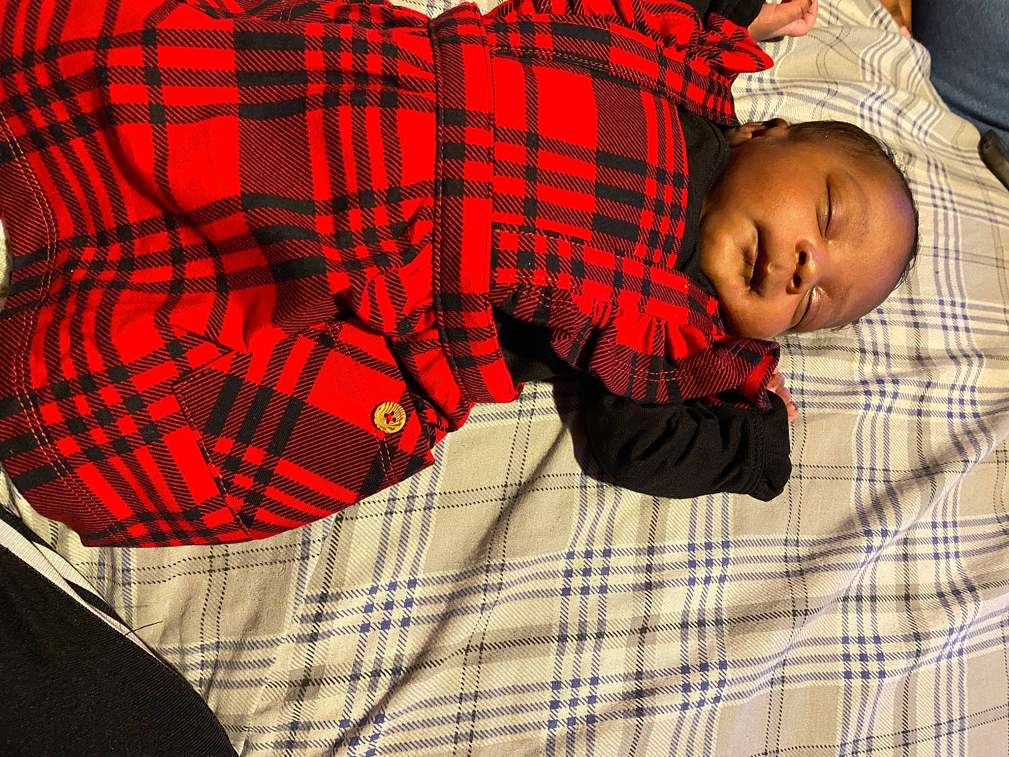 Safari is registered to the contest to win money with this photo: baby, baby_products, baby_toddler_clothing, carmine, child, comfort, design, linens, orange, pattern, person, plaid, portrait_photography, red, room, sleeve, tartan, textile, tints_and_shades, toddler