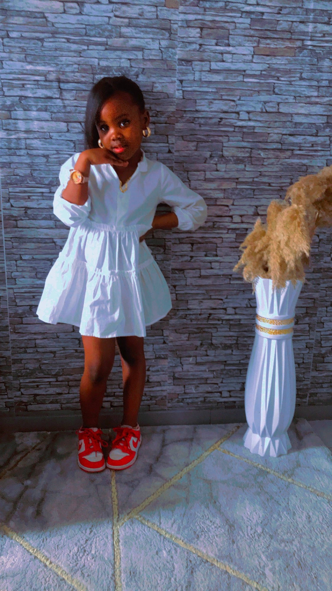 Tayra participe au concours pour gagner de l'argent avec cette photo : child, day_dress, dress, fashion_design, flash_photography, footwear, formal_wear, hair, happy, head, human_body, human_leg, joint, leg, person, shoe, sleeve, sneakers, standing, toddler