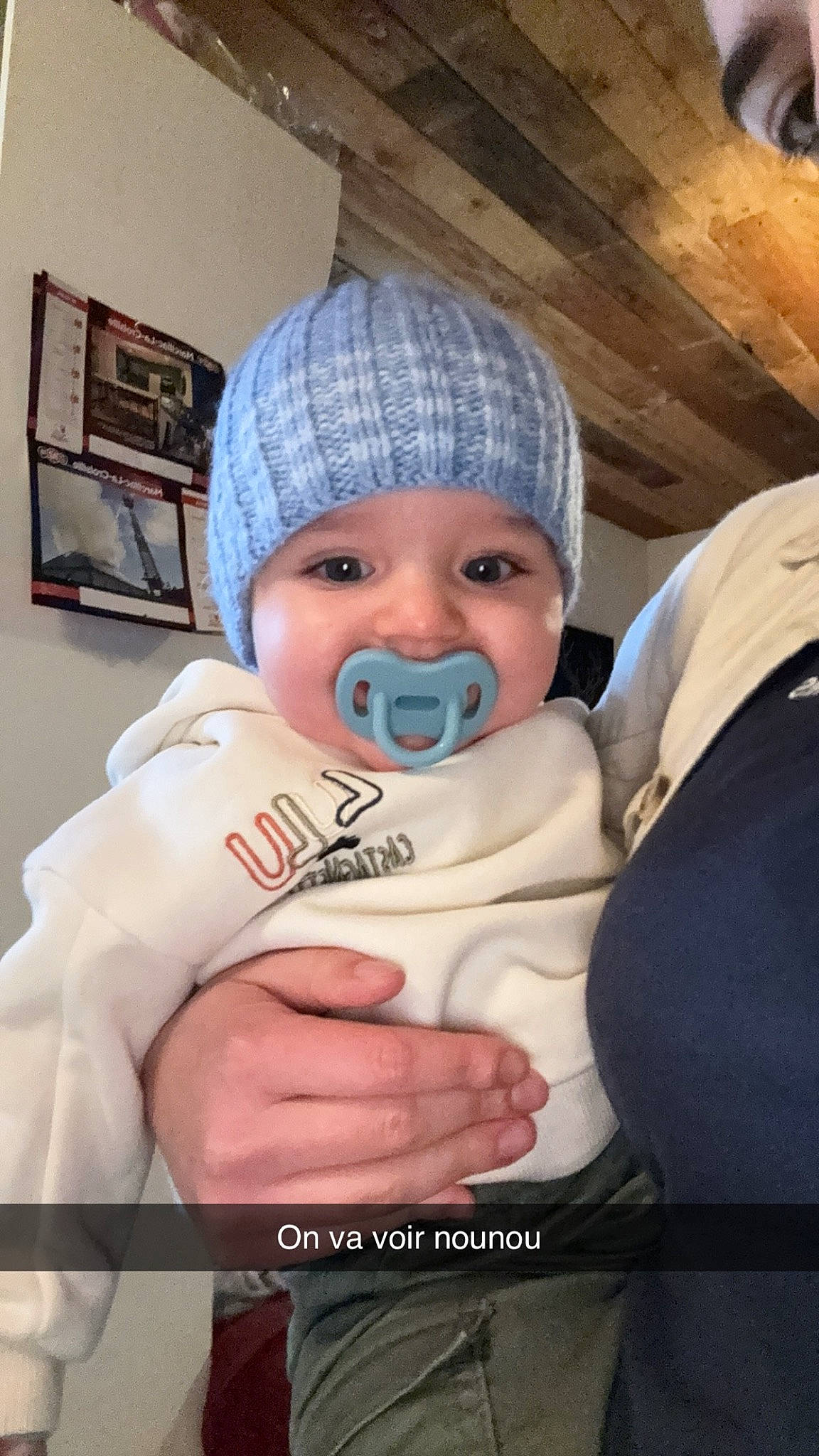 Leïlo a rejoint le concours — aidez-le/la à gagner de superbes lots ! baby, baby_toddler_clothing, beanie, cap, child, comfort, fun, glove, hand, happy, hat, headwear, knit_cap, medical, person, personal_protective_equipment, picture_frame, room, service, sitting