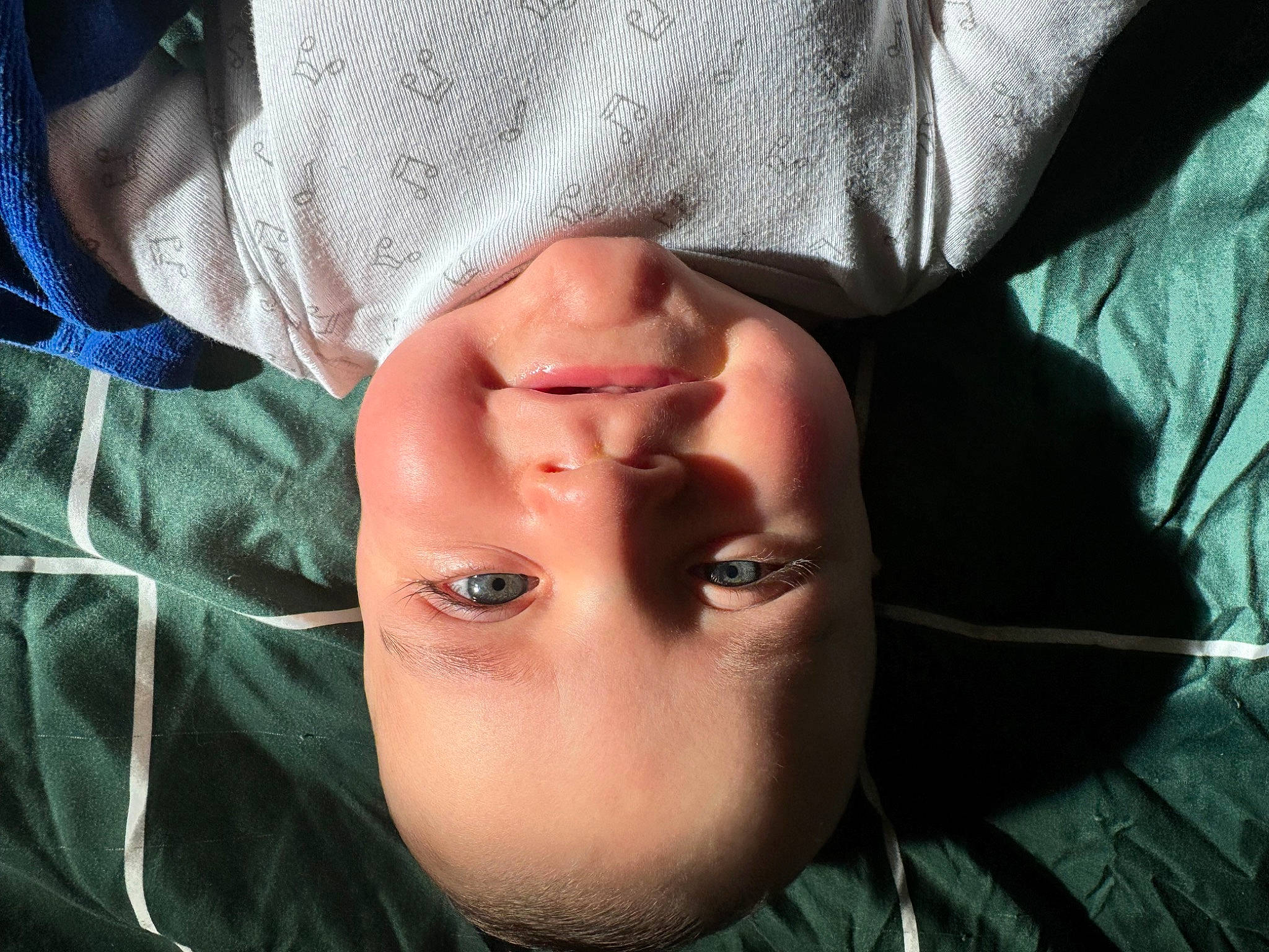 Leïlo participe au concours pour gagner de l'argent avec cette photo : baby, cheek, chin, comfort, eyebrow, eyelash, finger, forehead, gesture, happy, headgear, jaw, lip, mouth, neck, nose, person, skin, sleeve, smile