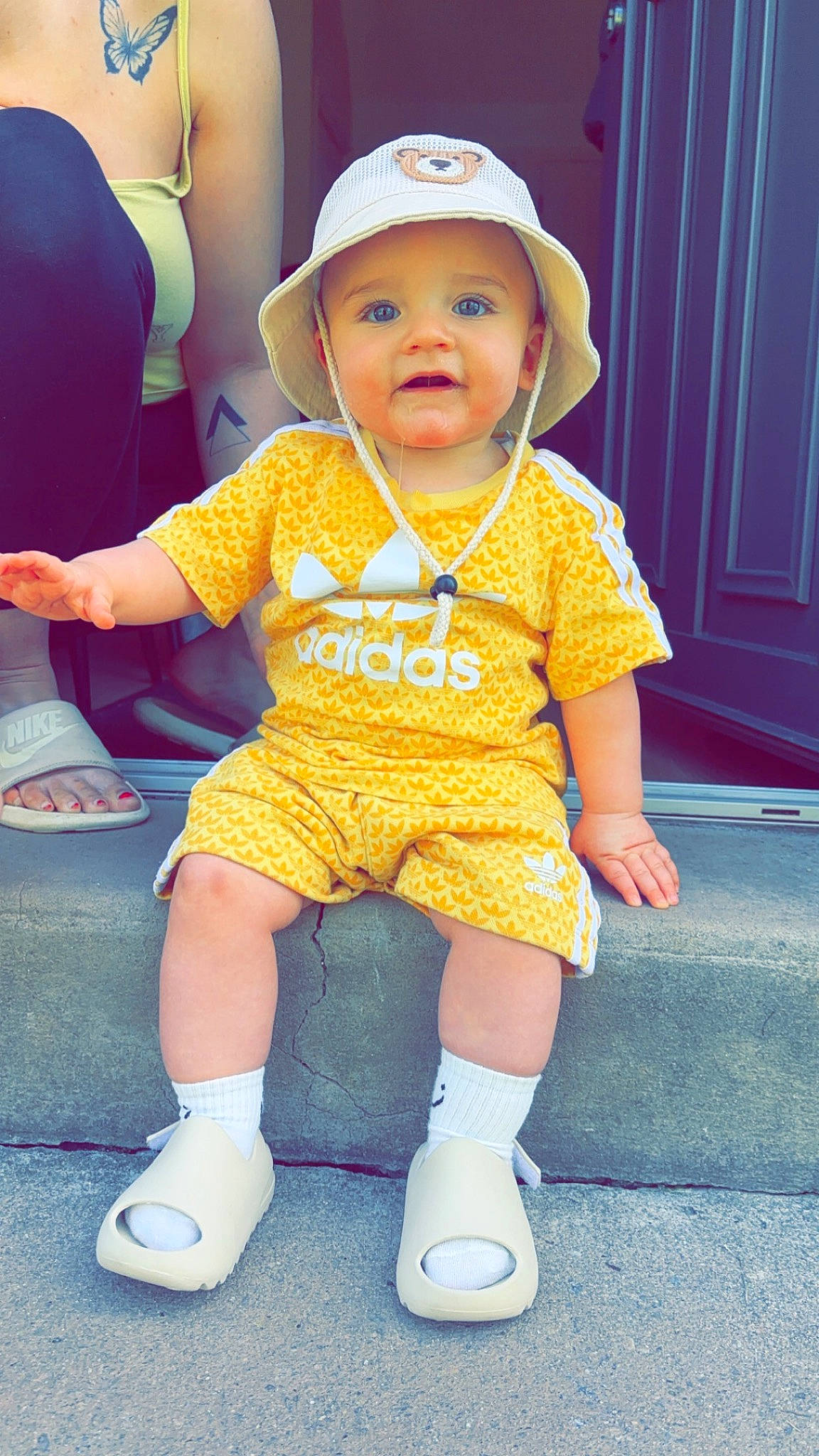 Leïlo participe au concours pour gagner de l'argent avec cette photo : baby, baby_toddler_clothing, cap, cheek, child, electric_blue, eye, fashion_accessory, footwear, fun, happy, headwear, human_leg, magenta, person, pink, purple, shoe, sleeve, snapshot