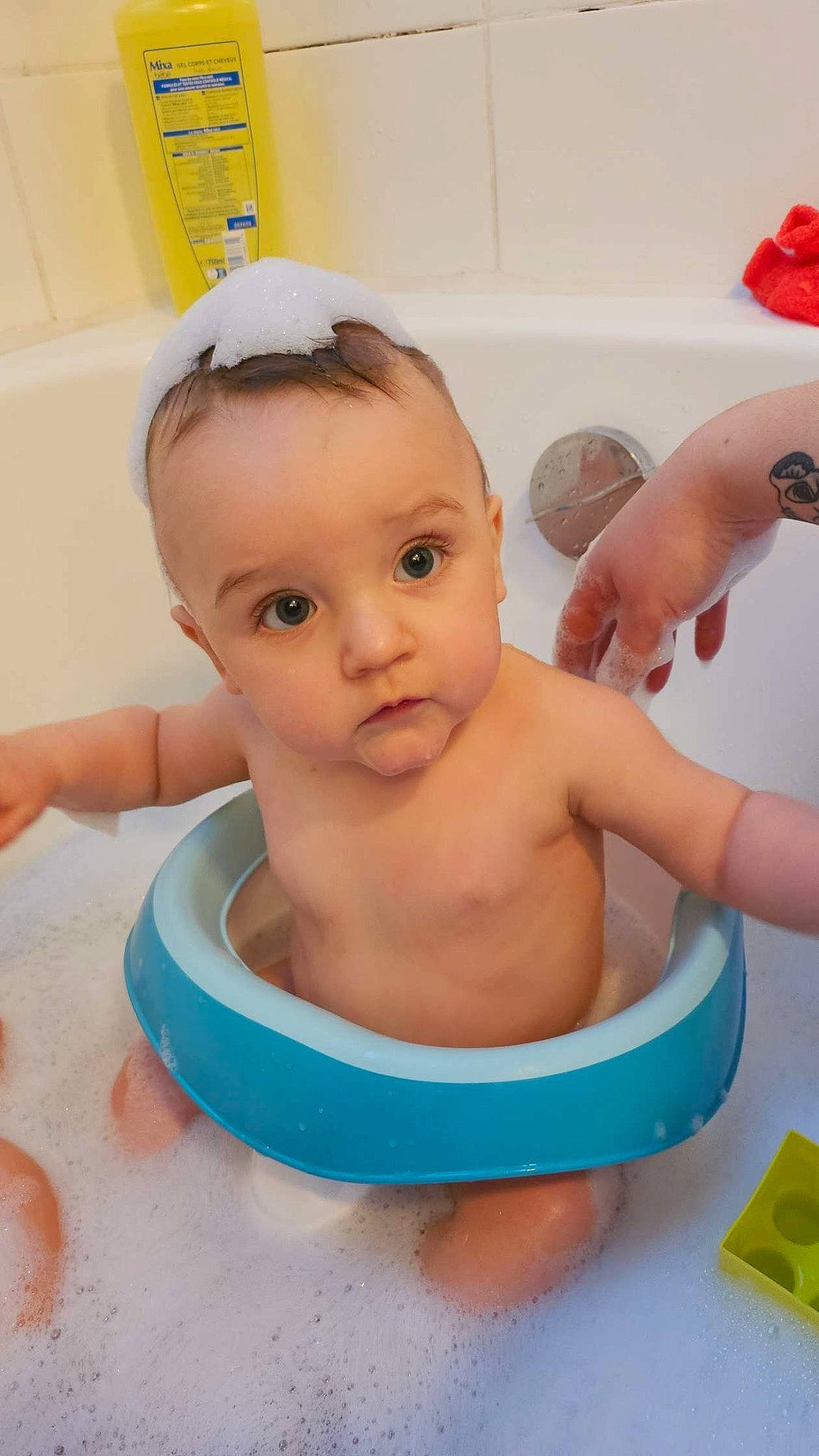 Leïlo participe au concours pour gagner de l'argent avec cette photo : baby, baby_bathing, bathing, cheek, eyebrow, face, facial_expression, finger, fluid, hairstyle, hand, head, mouth, muscle, nose, organ, person, plumbing_fixture, product, skin
