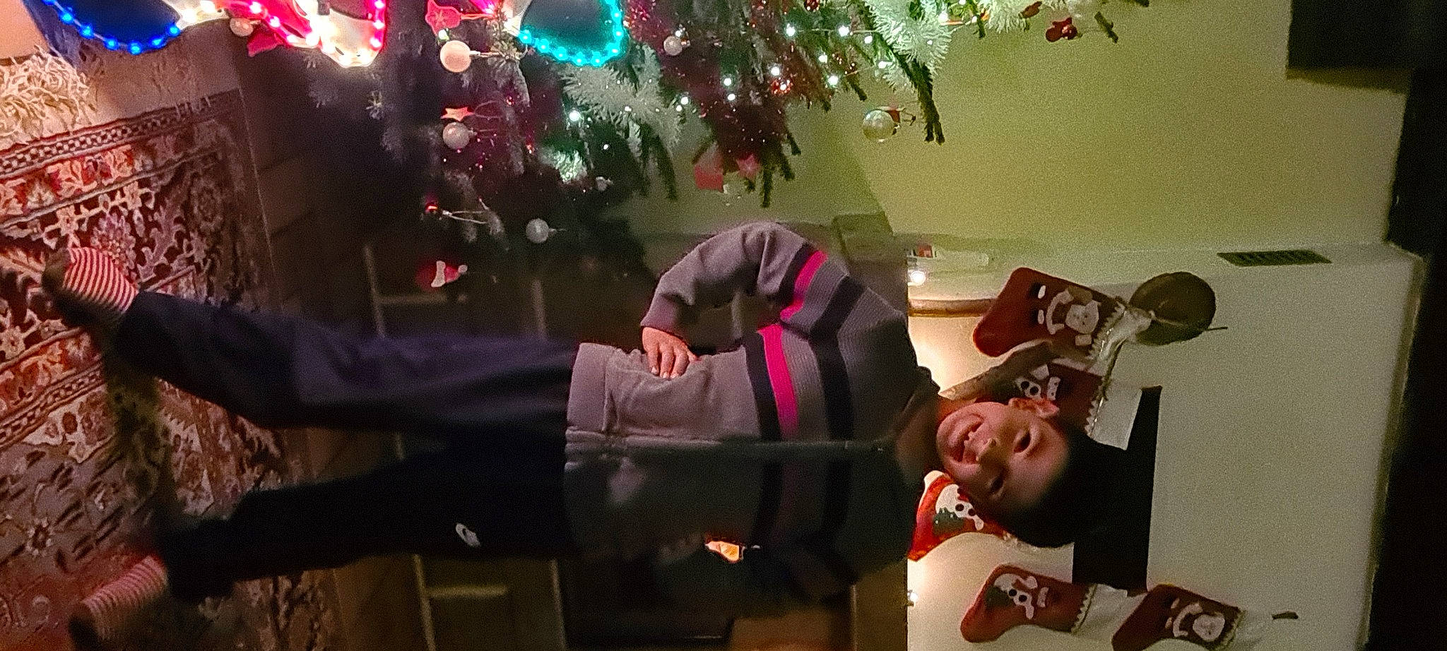 Smael participe au concours pour gagner de l'argent avec cette photo : carmine, christmas, christmas_decoration, christmas_ornament, christmas_tree, comfort, conifer, event, fir, fun, holiday, holiday_ornament, interior_design, joy, light, lighting, magenta, ornament, person, room