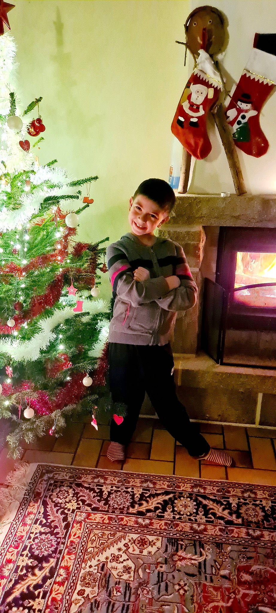 Smael participe au concours pour gagner de l'argent avec cette photo : christmas, christmas_decoration, christmas_ornament, christmas_tree, event, evergreen, fun, green, happy, holiday, human_body, joy, light, ornament, people, person, plant, red, smile, snapshot