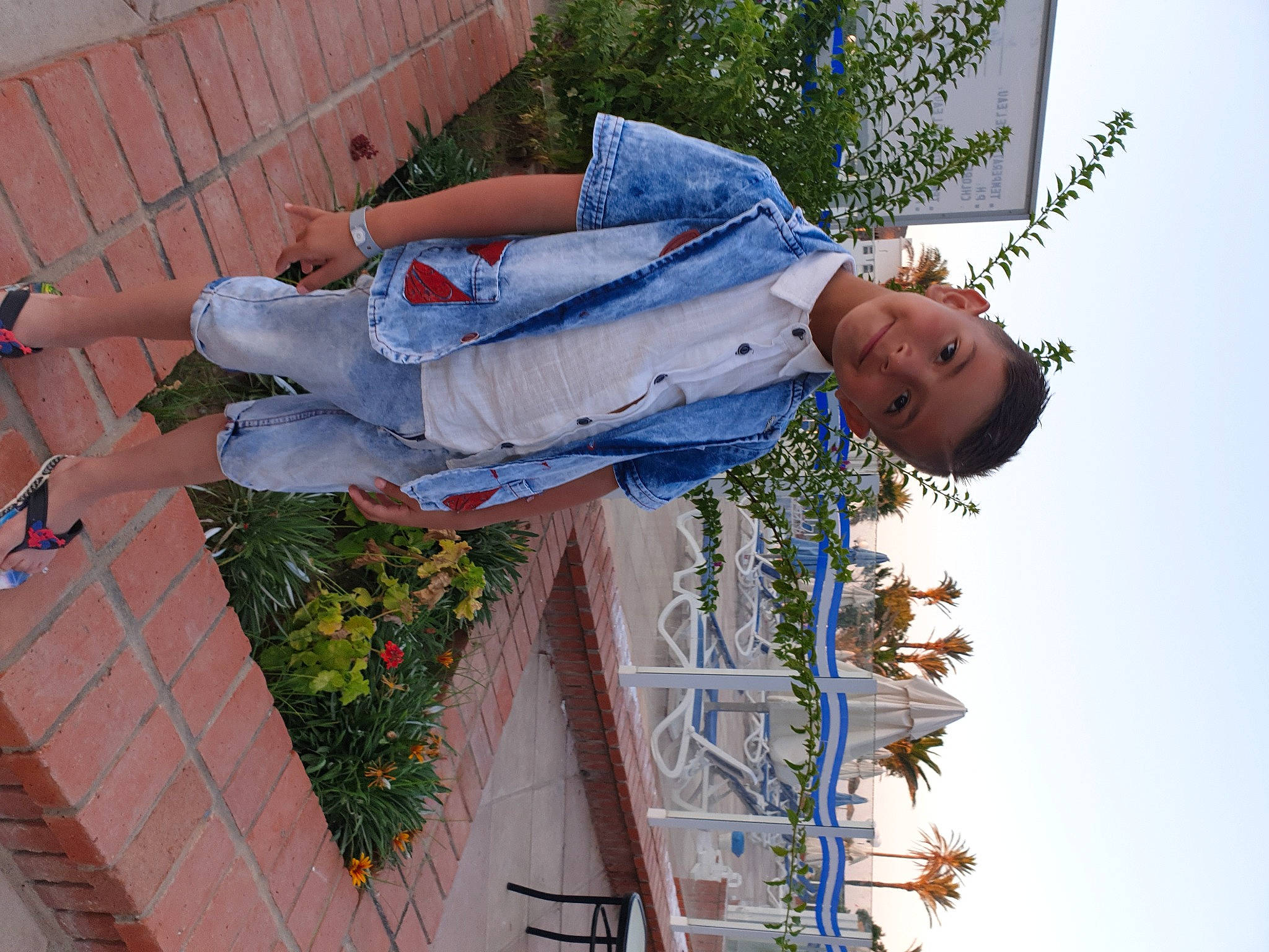 Smael participe au concours pour gagner de l'argent avec cette photo : daytime, denim, electric_blue, facade, flower, fun, happy, human_leg, joy, leisure, line, person, photograph, plant, recreation, red, sky, summer, tree, vacation