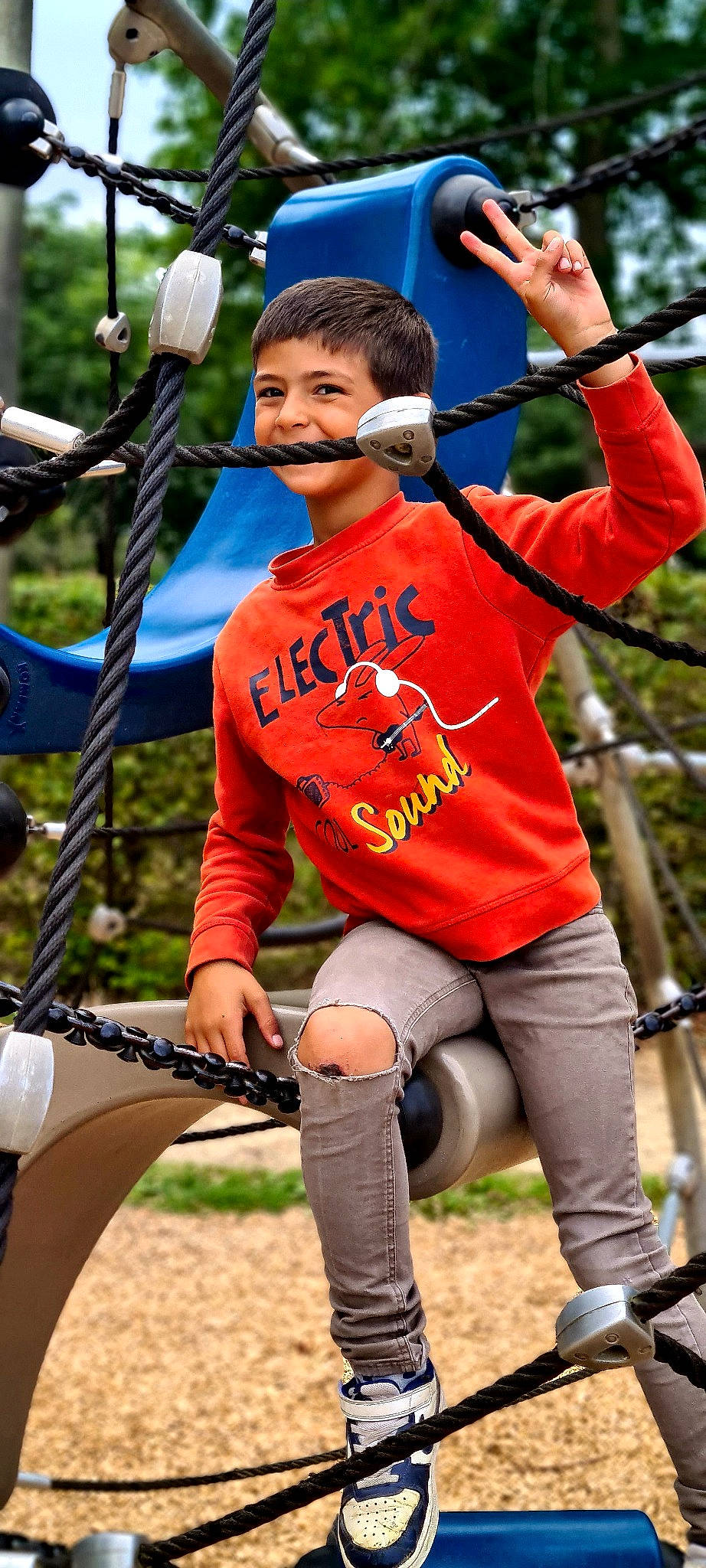 Smael a rejoint le concours — aidez-le/la à gagner de superbes lots ! ball_game, blue, championship, competition_event, grass, jersey, leisure, muscle, person, player, recreation, shorts, sports, sports_equipment, sports_gear, sports_uniform, sportswear, t_shirt, team_sport, thigh