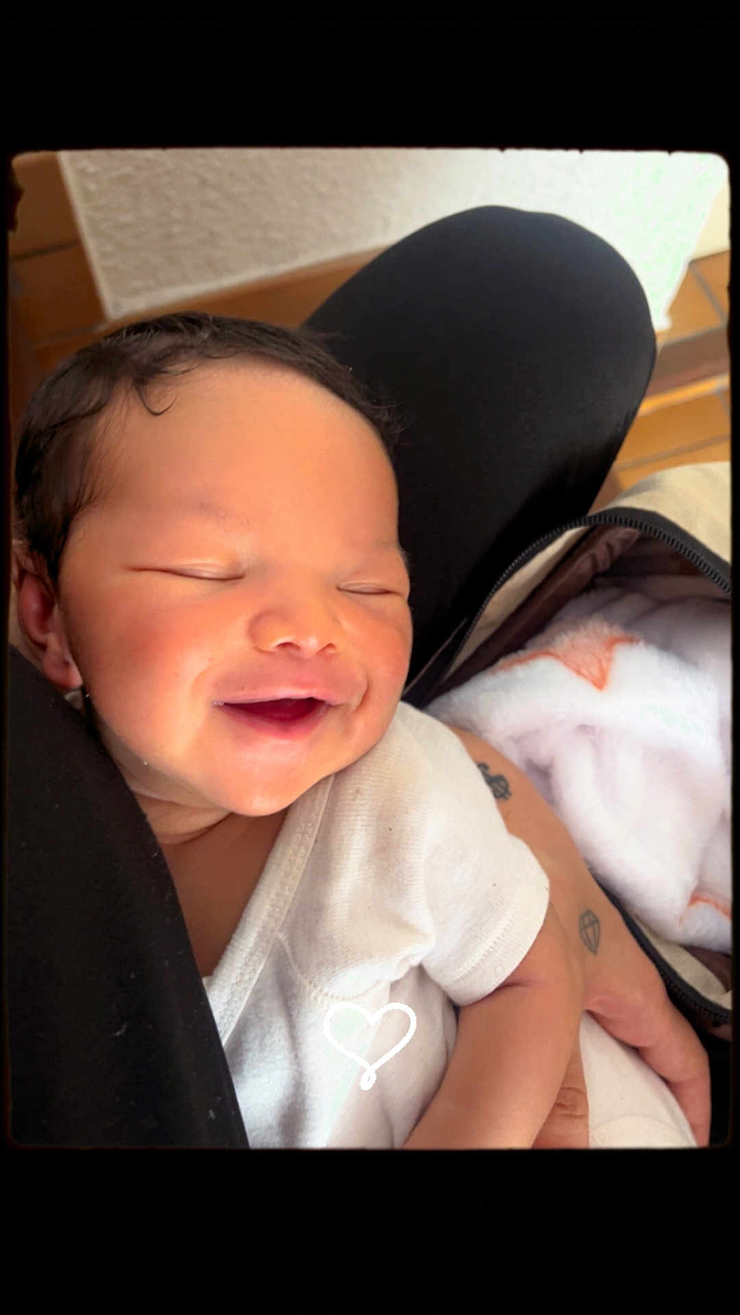 Eliana a rejoint le concours — aidez-le/la à gagner de superbes lots ! baby, infant, smile, sleeping, white_clothing, arms, tattoo, blanket, cozy, closeup, person, cute, newborn, resting, indoor, soft_light, peaceful, love, heart_doodle, warmth
