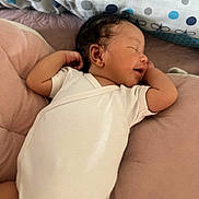 Eliana participe au concours pour gagner de l'argent avec cette photo : baby, sleeping, infant, onesie, pillow, cushion, polka_dot, rest, peaceful, cute, child, face, soft, home, comfort, relaxation, portrait, indoors, newborn, sleep