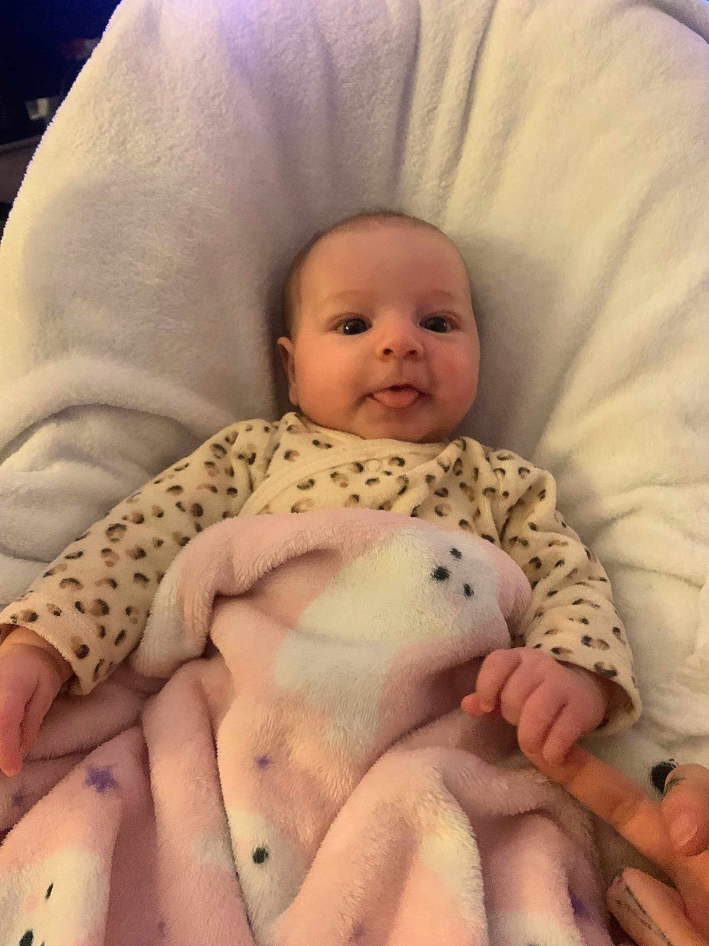 Charlie a rejoint le concours — aidez-le/la à gagner de superbes lots ! baby, infant, blanket, cushion, hand, finger, face, tongue_out, clothing, soft_texture, cute, lying_down, indoors, child, person, cozy, pink, white, playful, happy