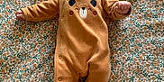 Charlie a rejoint le concours — aidez-le/la à gagner de superbes lots ! baby, infant, onesie, bear_design, floral_blanket, lying_down, cute, child, pattern, fabric, soft_toys, cozy, portrait, small_child, sleepwear, indoors, baby_clothing, cute_expression, resting, comfort
