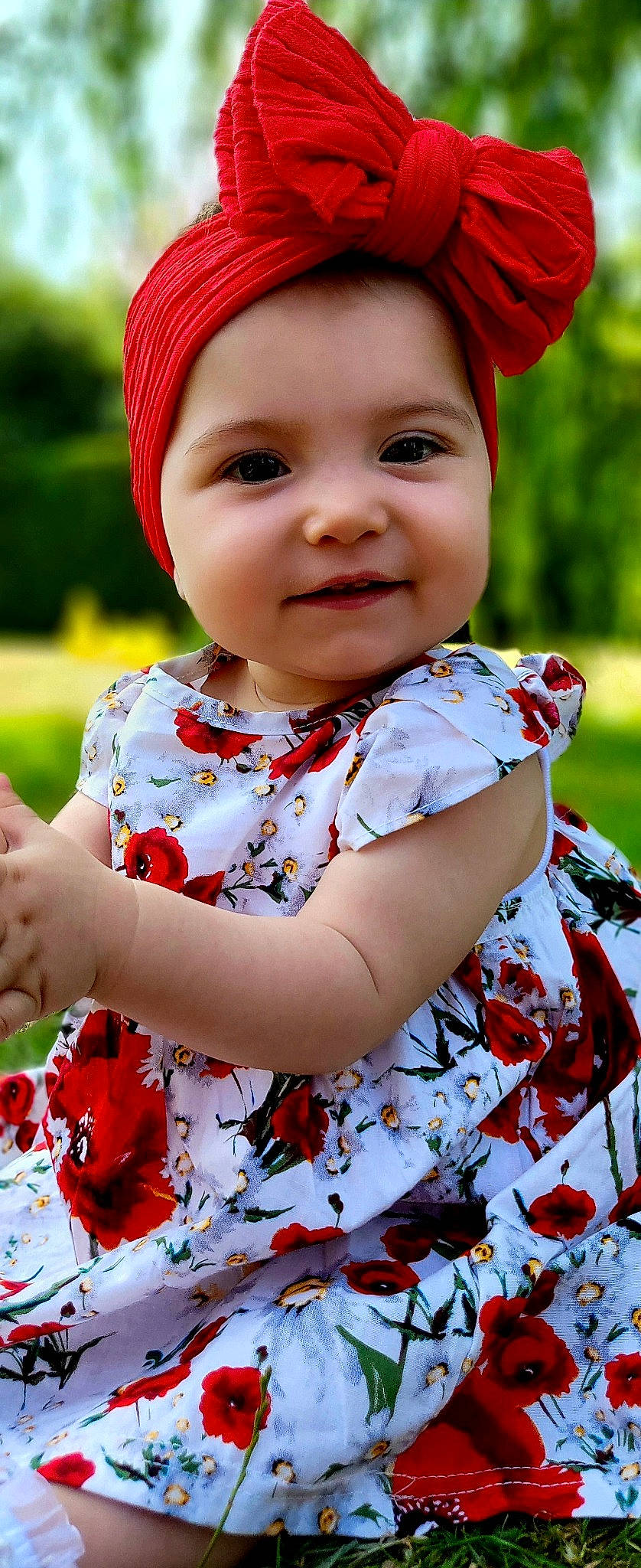 Luna a rejoint le concours — aidez-le/la à gagner de superbes lots ! baby_toddler_clothing, beauty, cap, child, dress, eye, facial_expression, grass, happy, headwear, joy, lip, people_in_nature, person, photograph, pink, plant, red, skin, sleeve